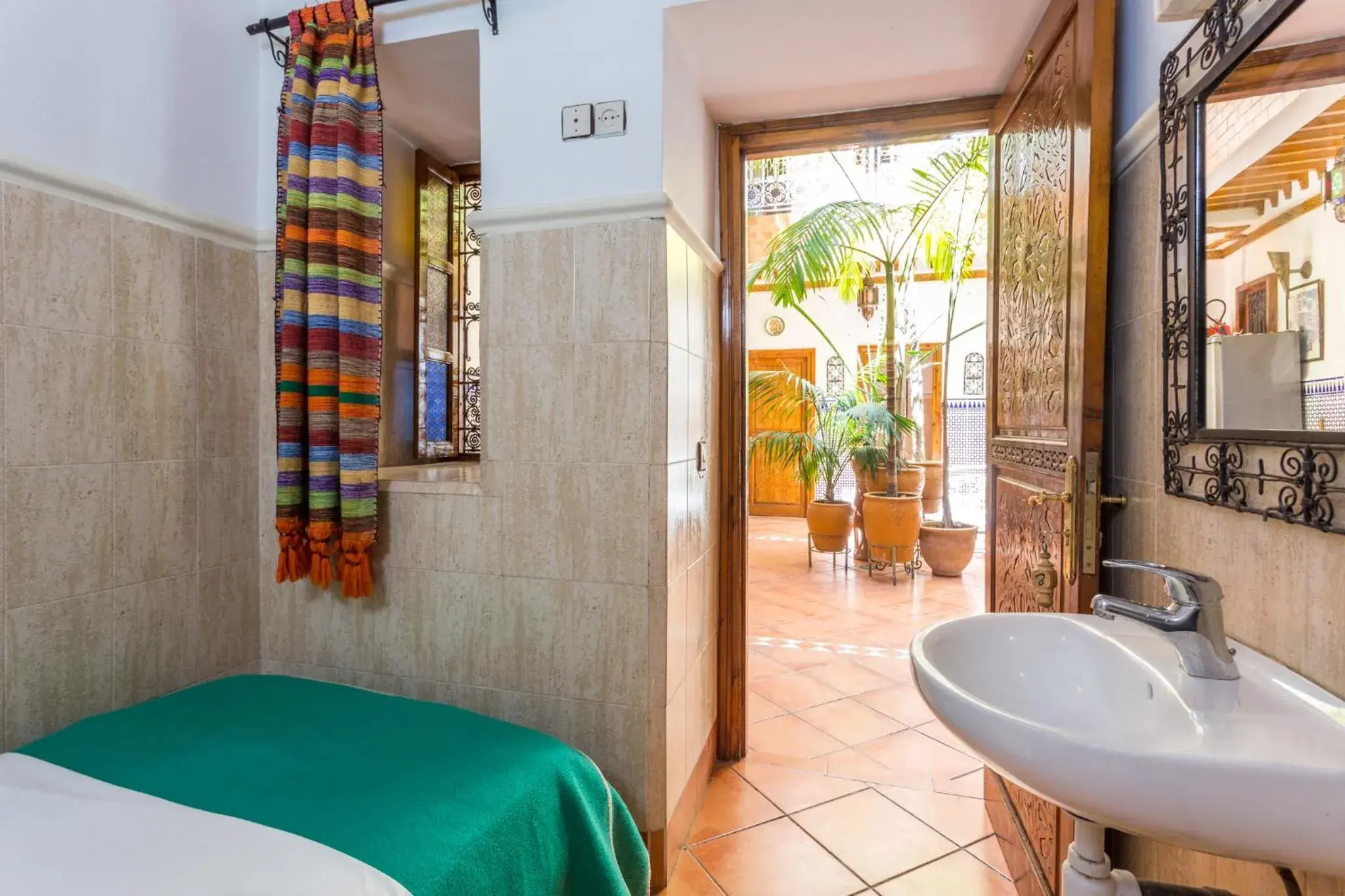 Single Room with Shared Shower and Toilet in Hotel Atlas Single Room with Shared Shower and Toilet in Hotel Atlas