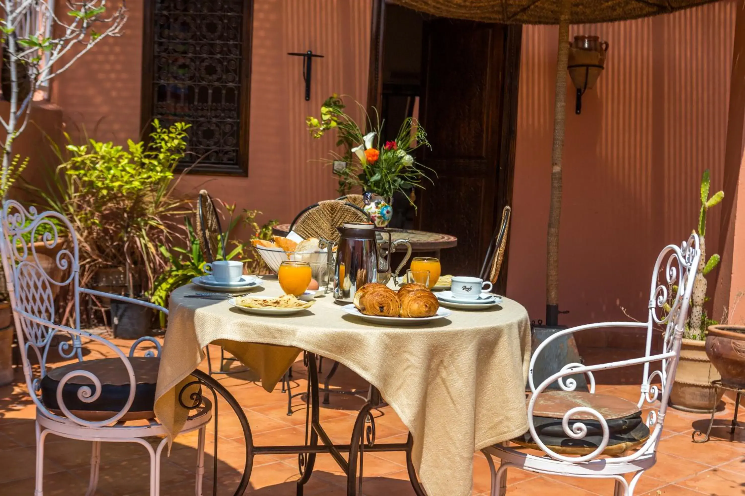 Economy Quadruple Room with Shared Bathroom in Hotel Atlas Economy Quadruple Room with Shared Bathroom in Hotel Atlas