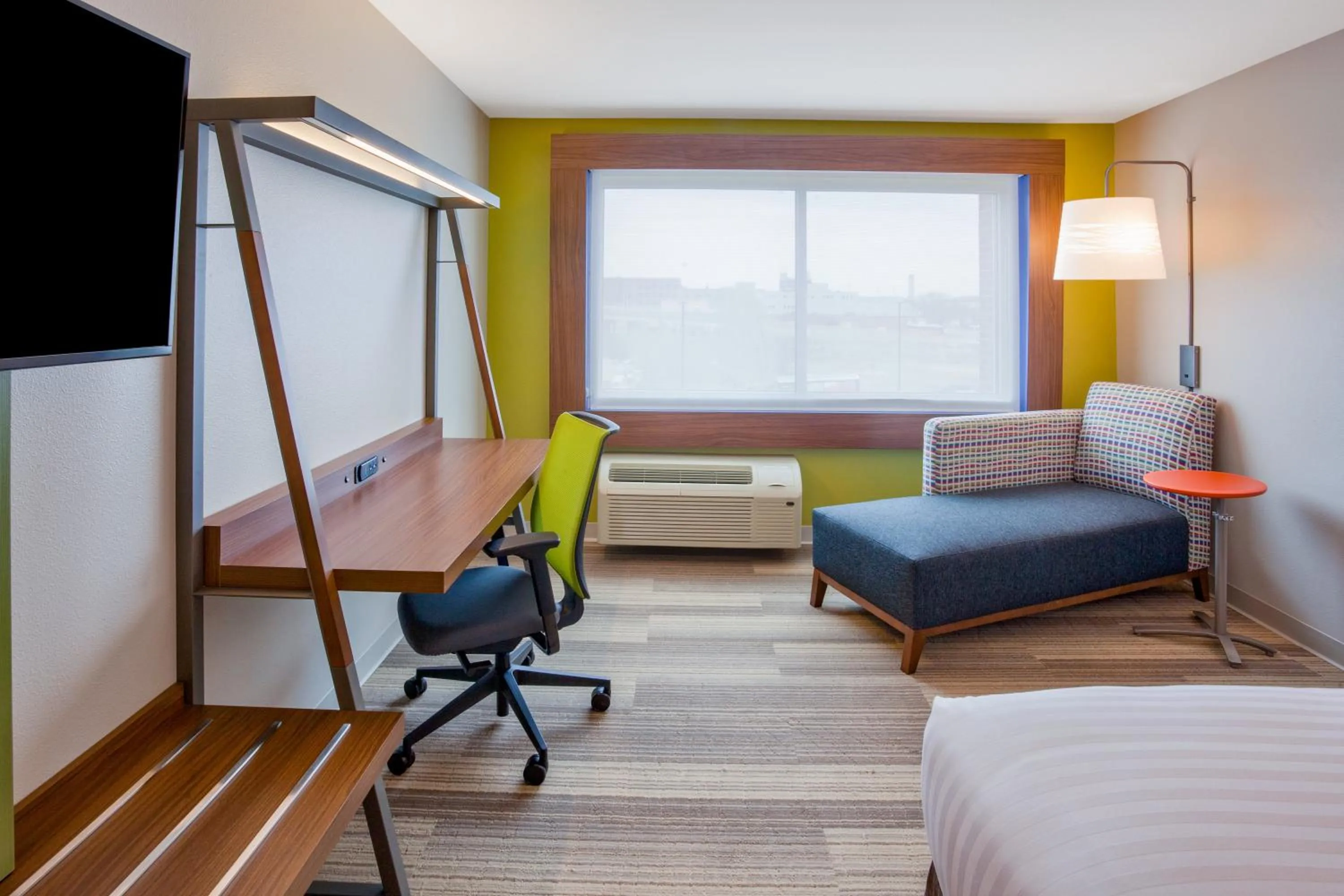 Photo of the whole room, Bed in Holiday Inn Express and Suites Des Moines Downtown by IHG