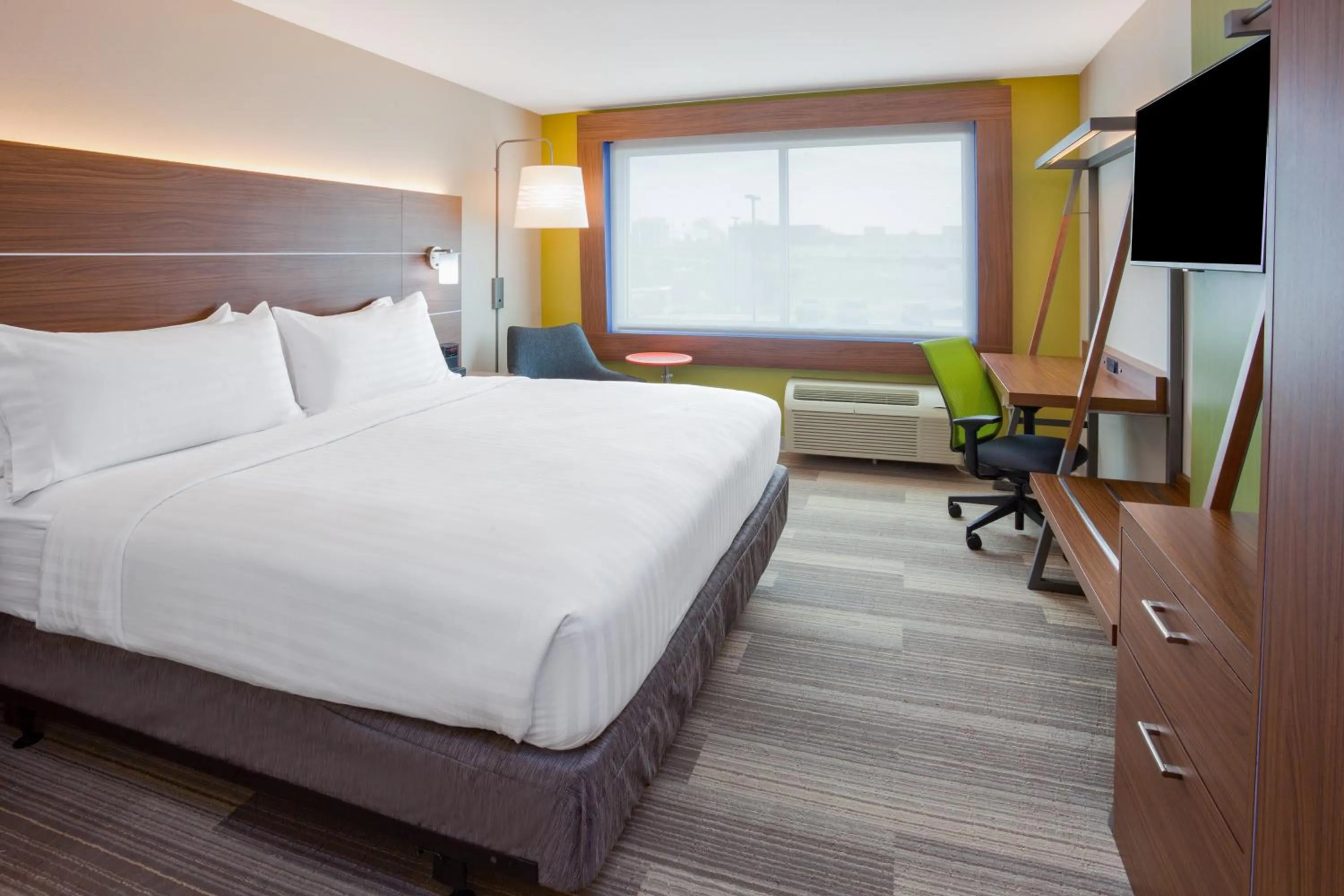 Photo of the whole room, Bed in Holiday Inn Express and Suites Des Moines Downtown by IHG
