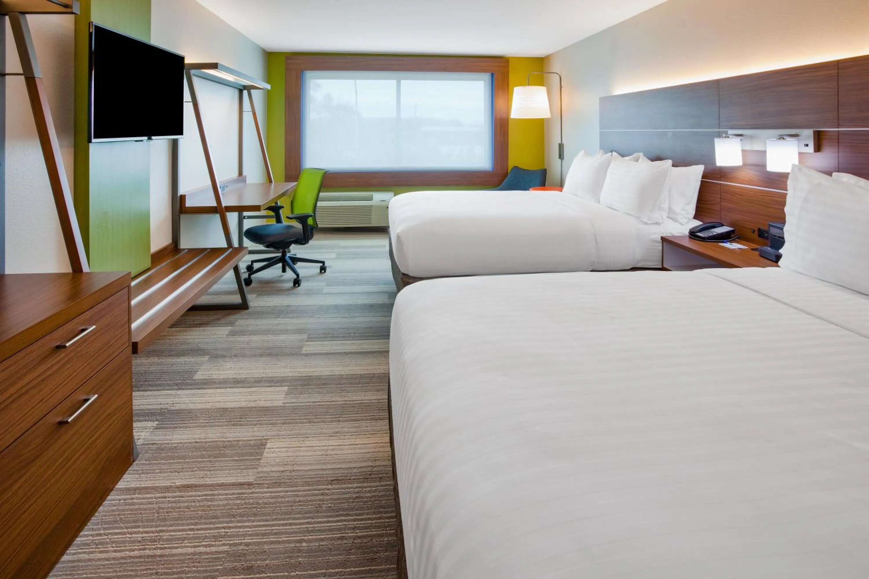 Photo of the whole room, Bed in Holiday Inn Express and Suites Des Moines Downtown by IHG