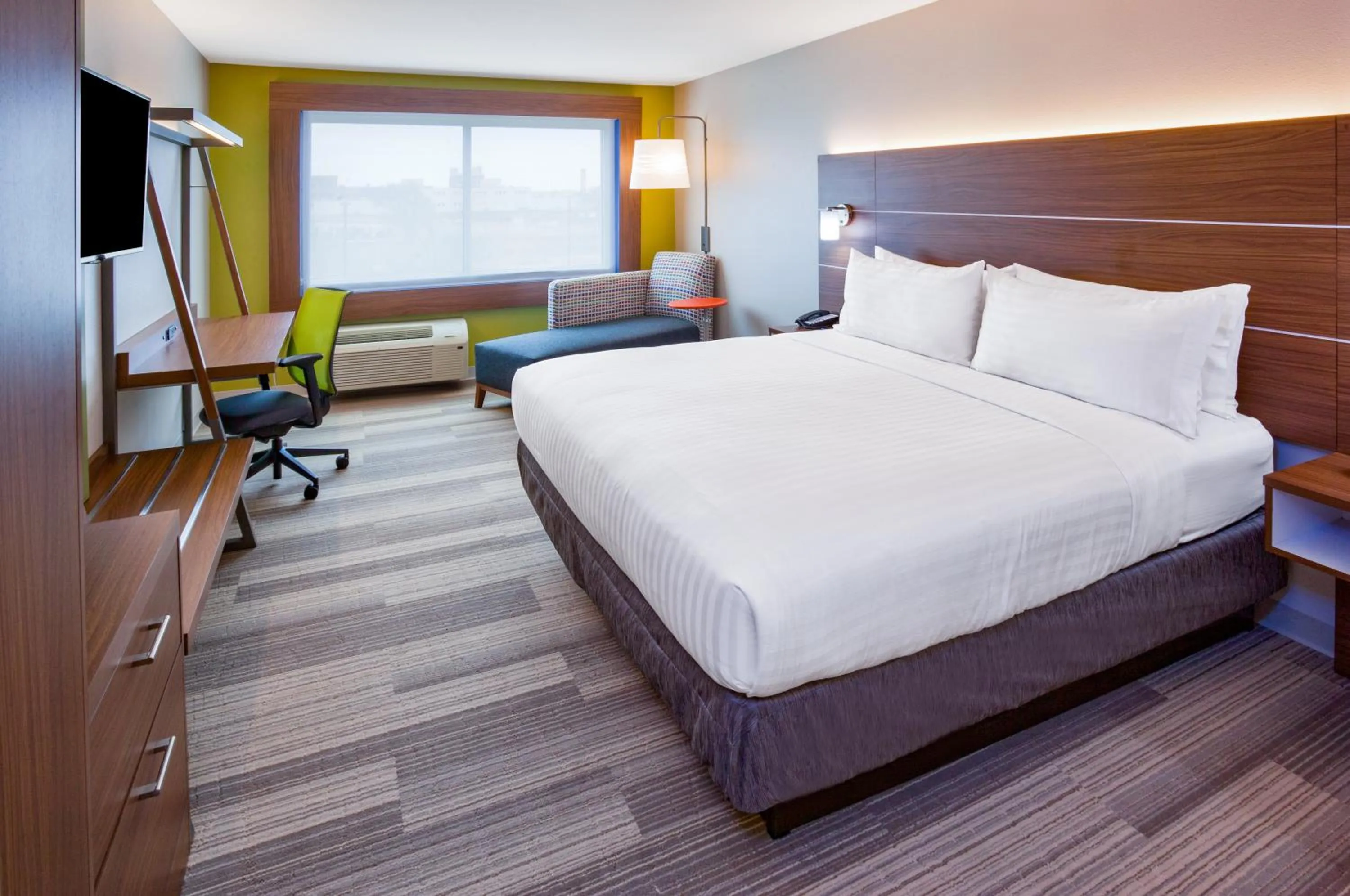 Photo of the whole room, Bed in Holiday Inn Express and Suites Des Moines Downtown by IHG