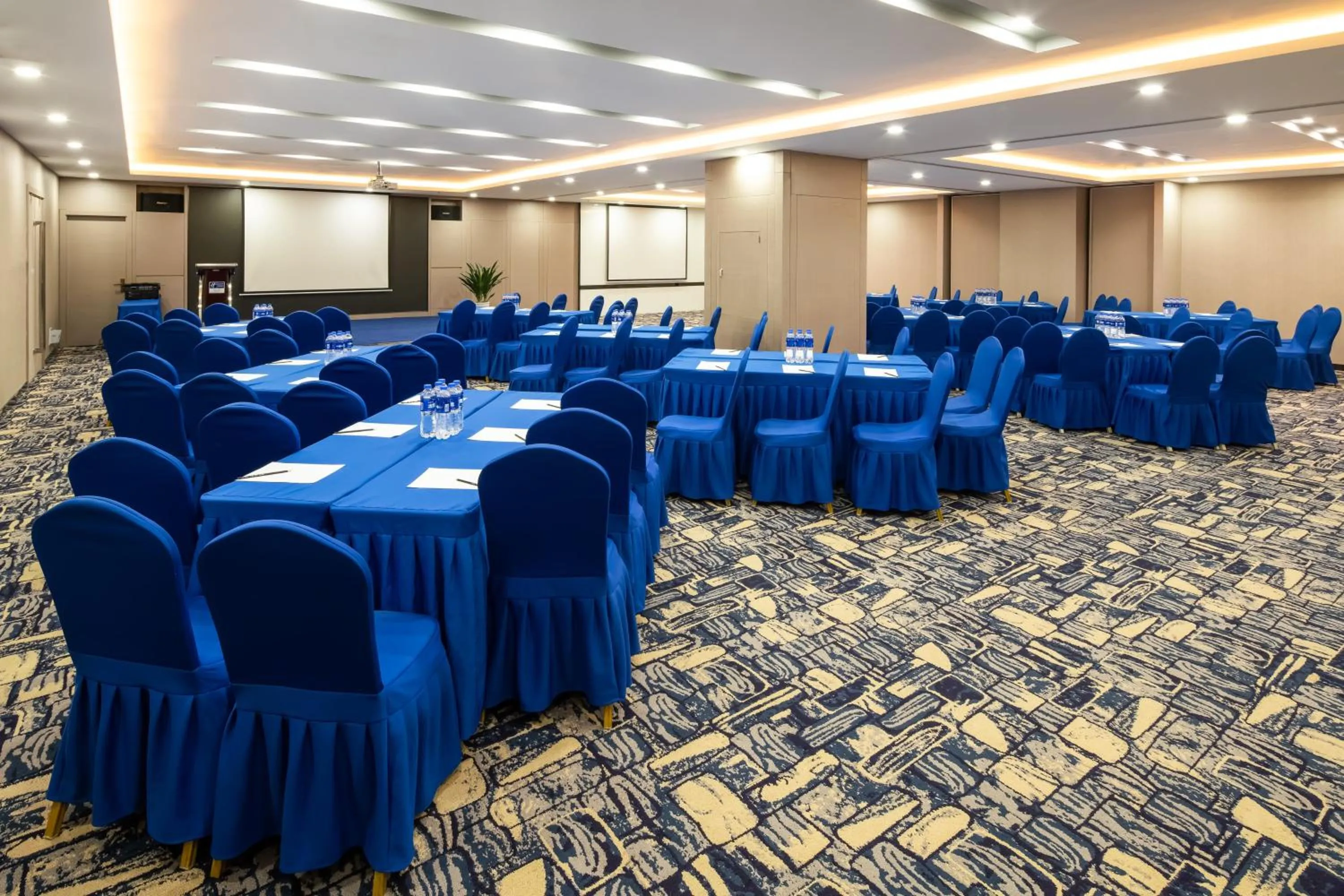 Meeting/conference room in Holiday Inn Express Shenyang North Station by IHG