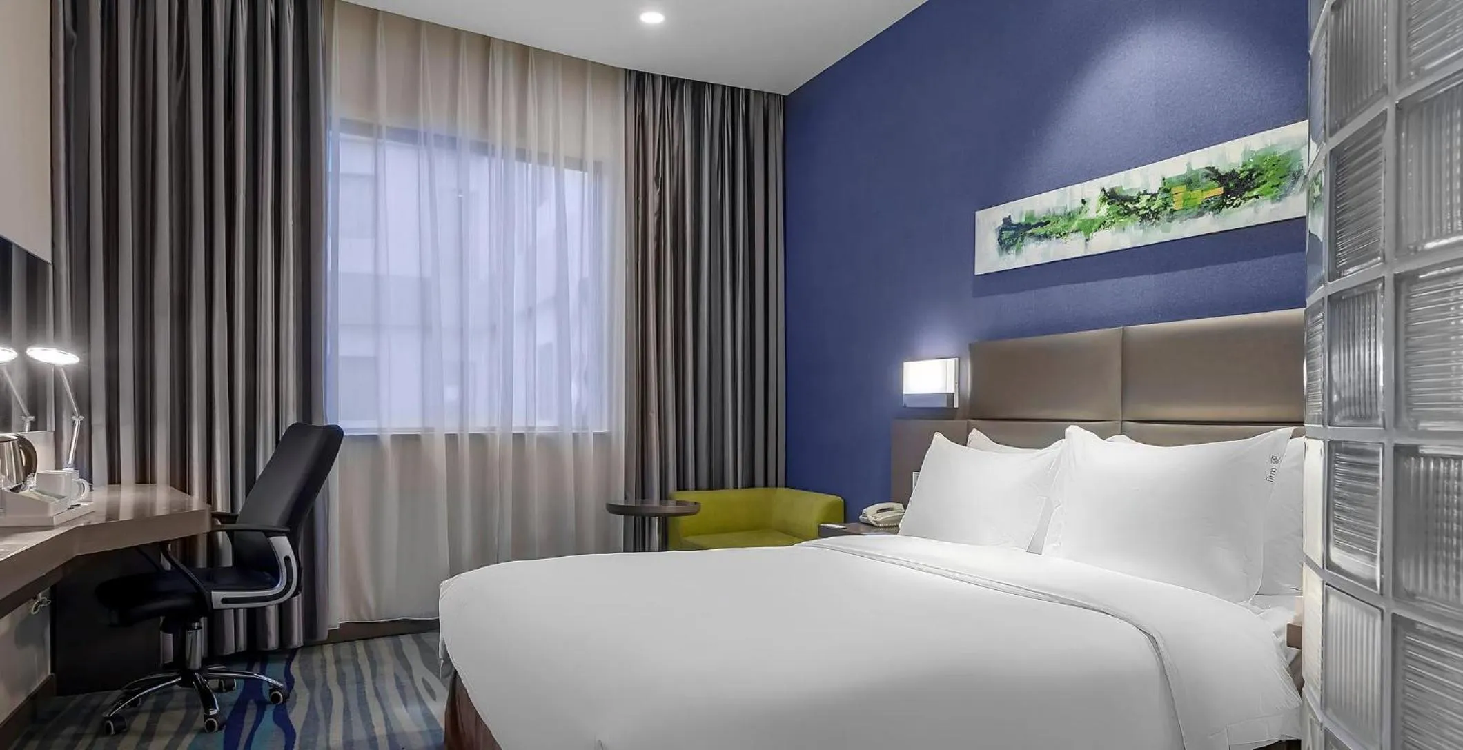 Photo of the whole room, Bed in Holiday Inn Express Shenyang North Station by IHG