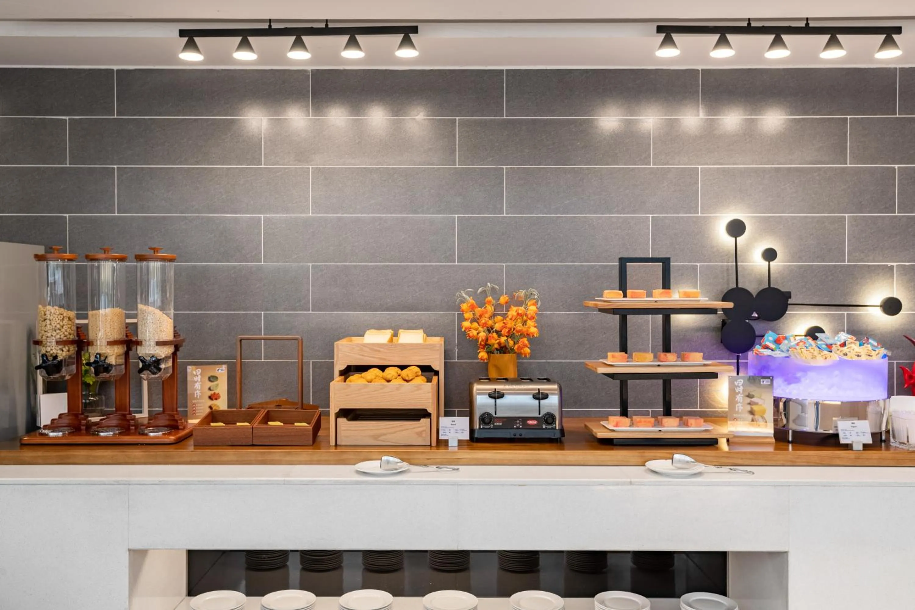 Restaurant/places to eat in Holiday Inn Express Shenyang North Station by IHG