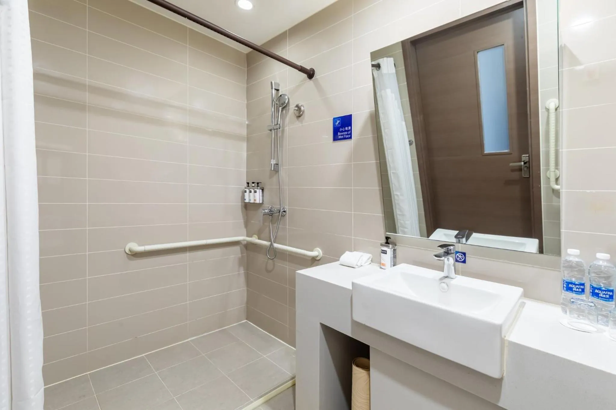 Photo of the whole room in Holiday Inn Express Shenyang North Station by IHG