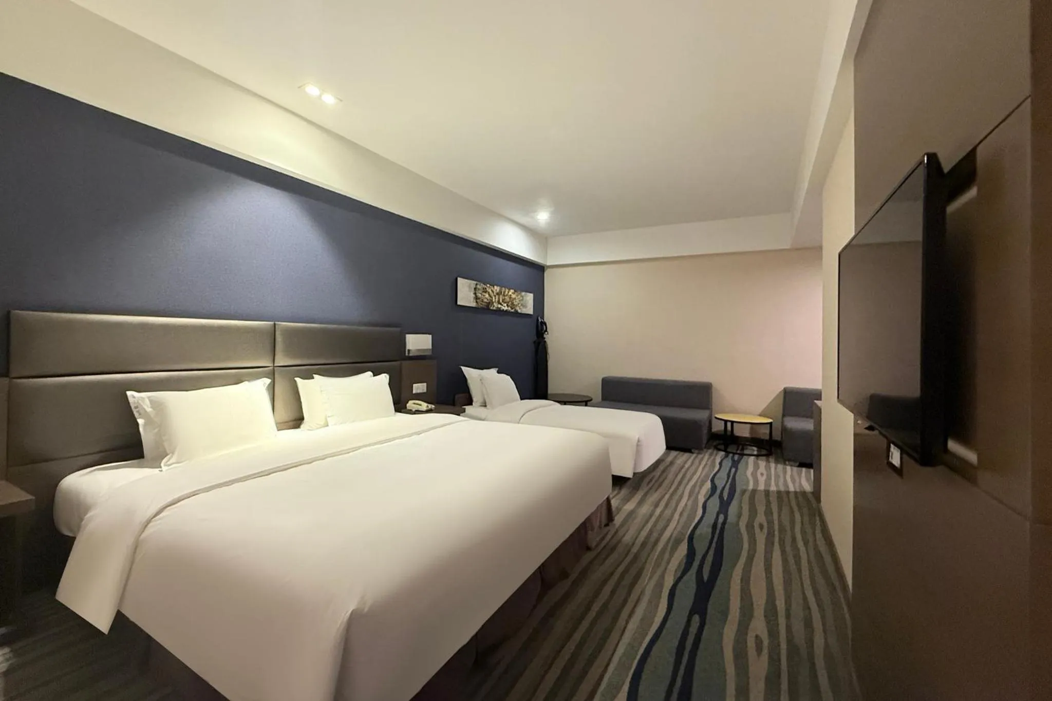 Photo of the whole room, Bed in Holiday Inn Express Shenyang North Station by IHG