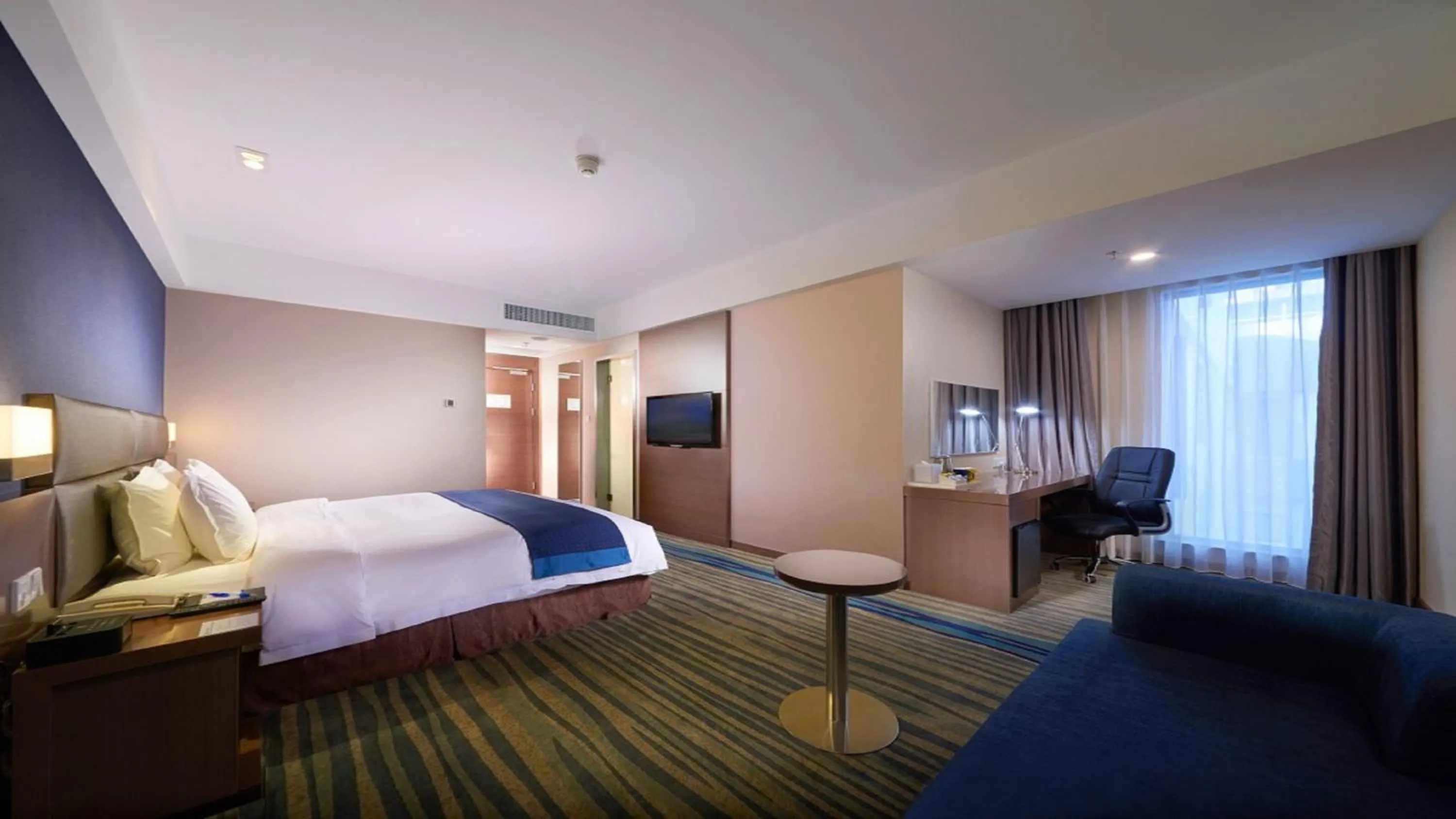 Bedroom, Bed in Holiday Inn Express Shenyang North Station by IHG