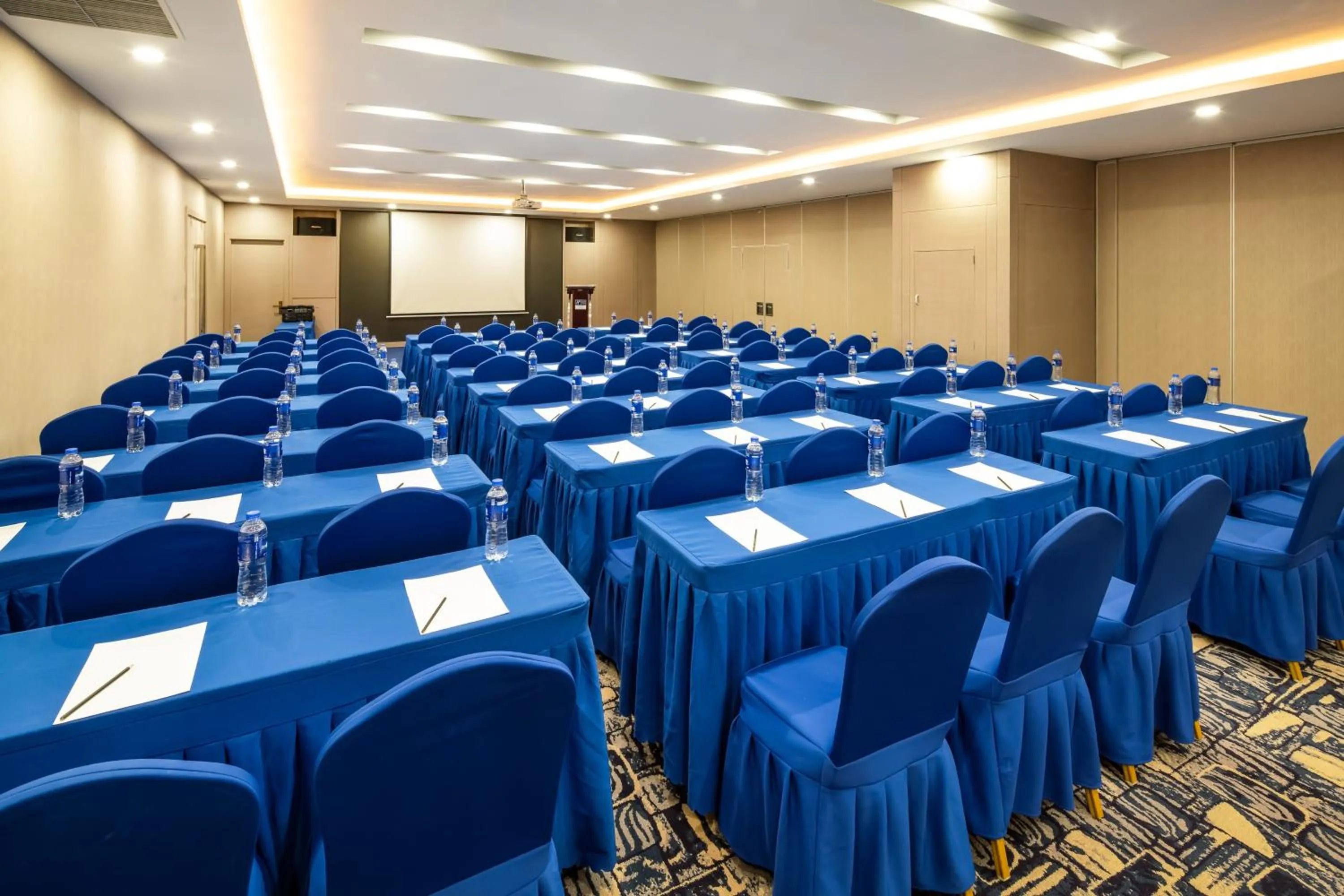 Meeting/conference room in Holiday Inn Express Shenyang North Station by IHG