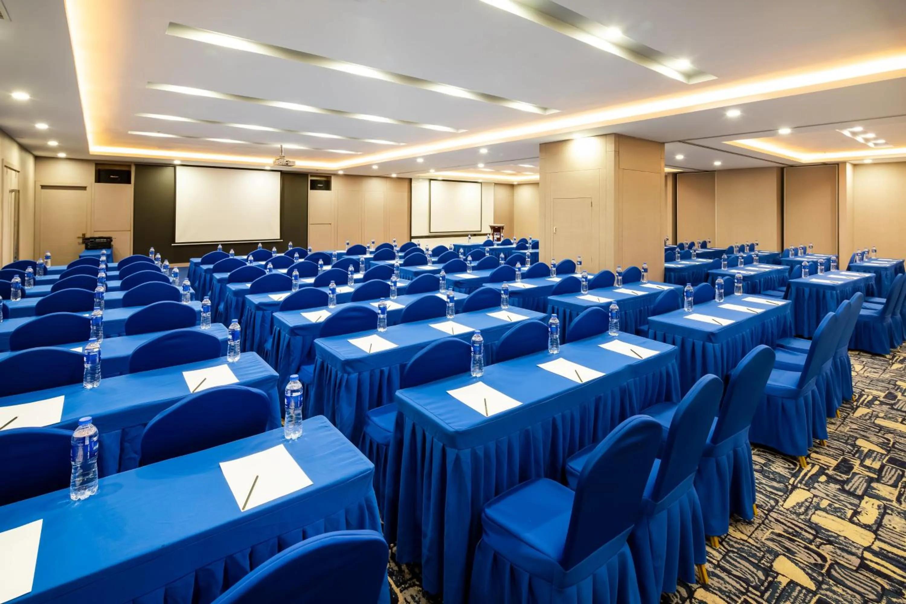 Meeting/conference room in Holiday Inn Express Shenyang North Station by IHG