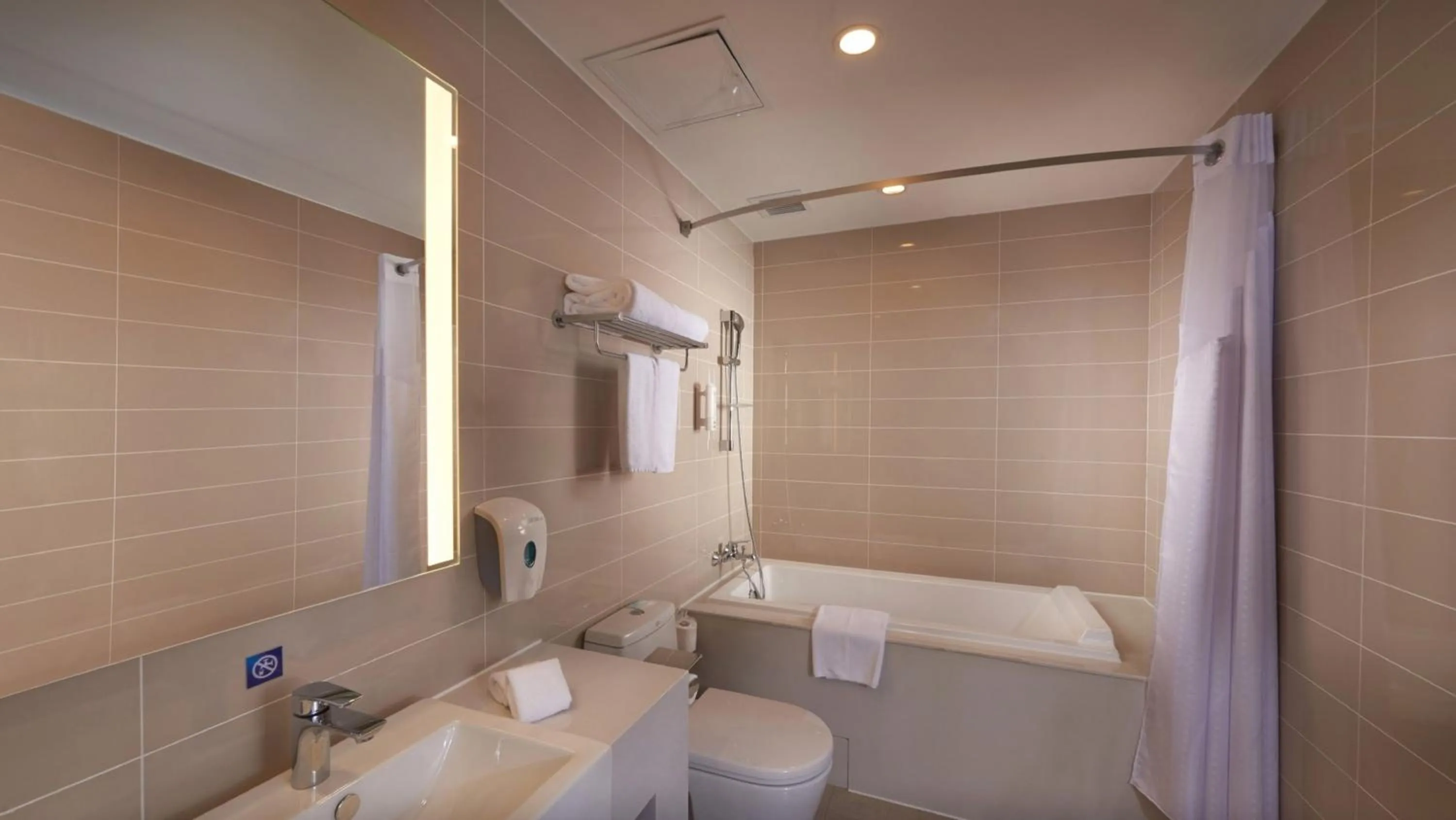 Photo of the whole room in Holiday Inn Express Shenyang North Station by IHG