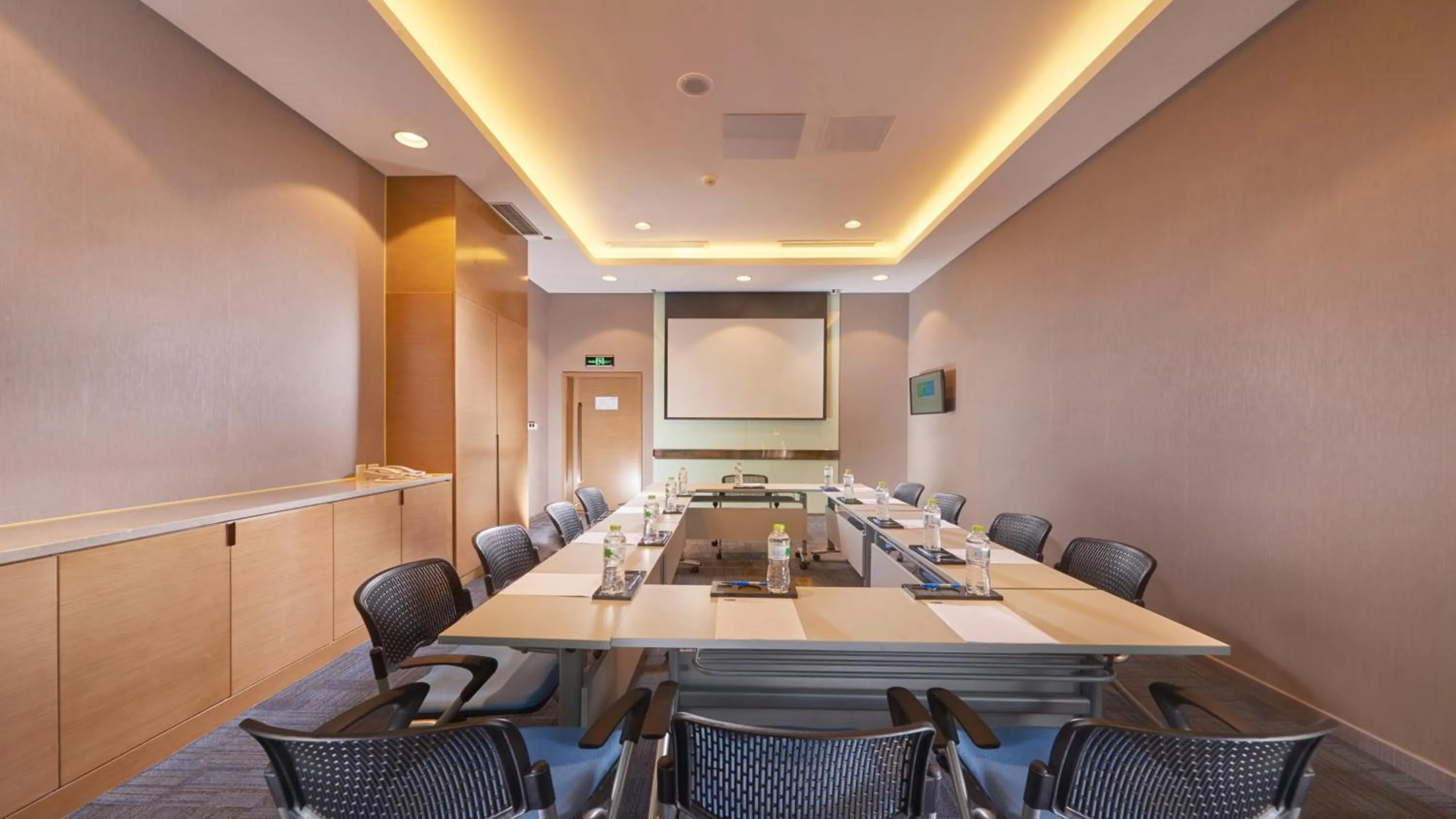 Meeting/conference room in Holiday Inn Express Chongqing University Town by IHG