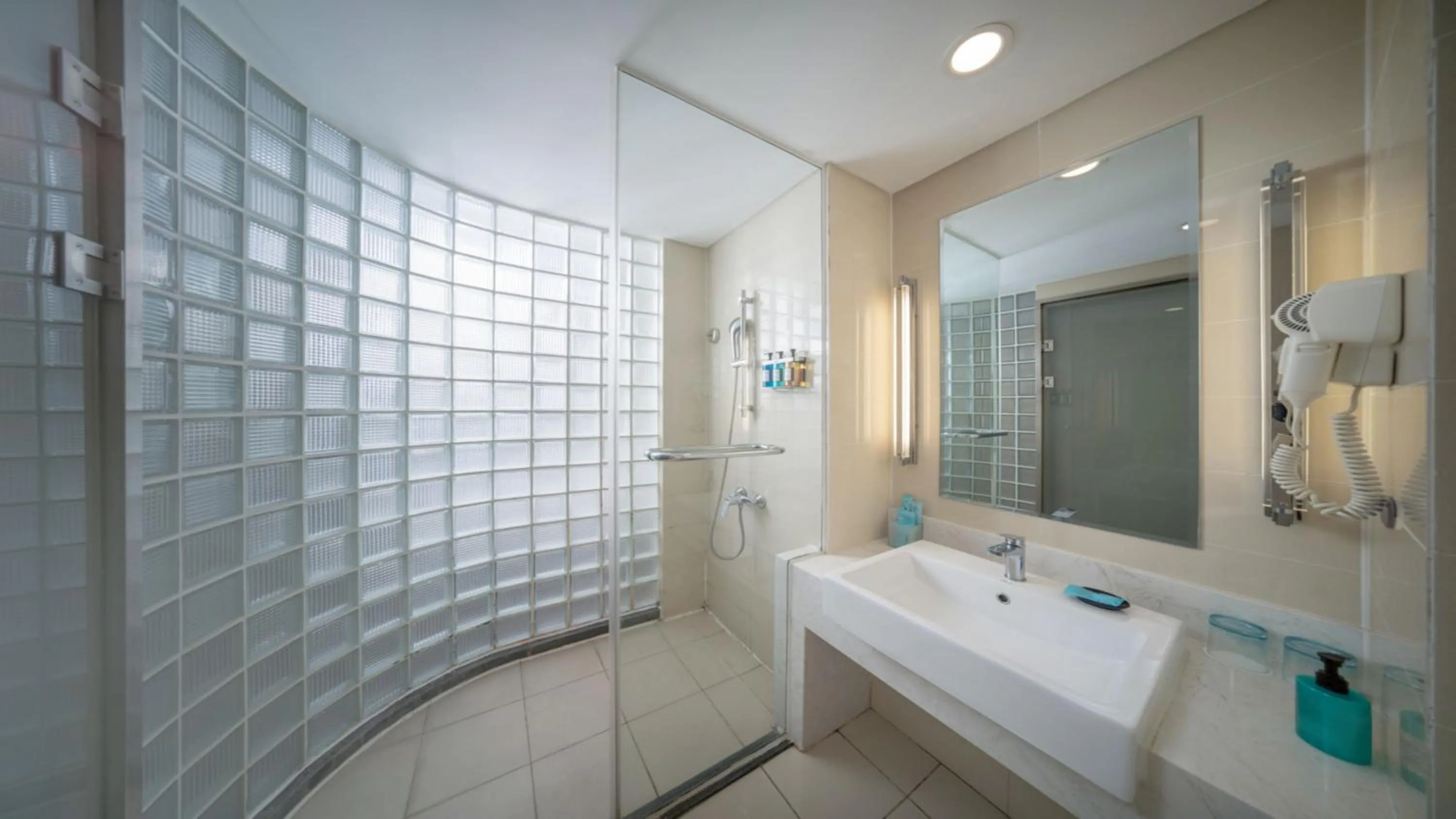 Photo of the whole room in Holiday Inn Express Chongqing University Town by IHG