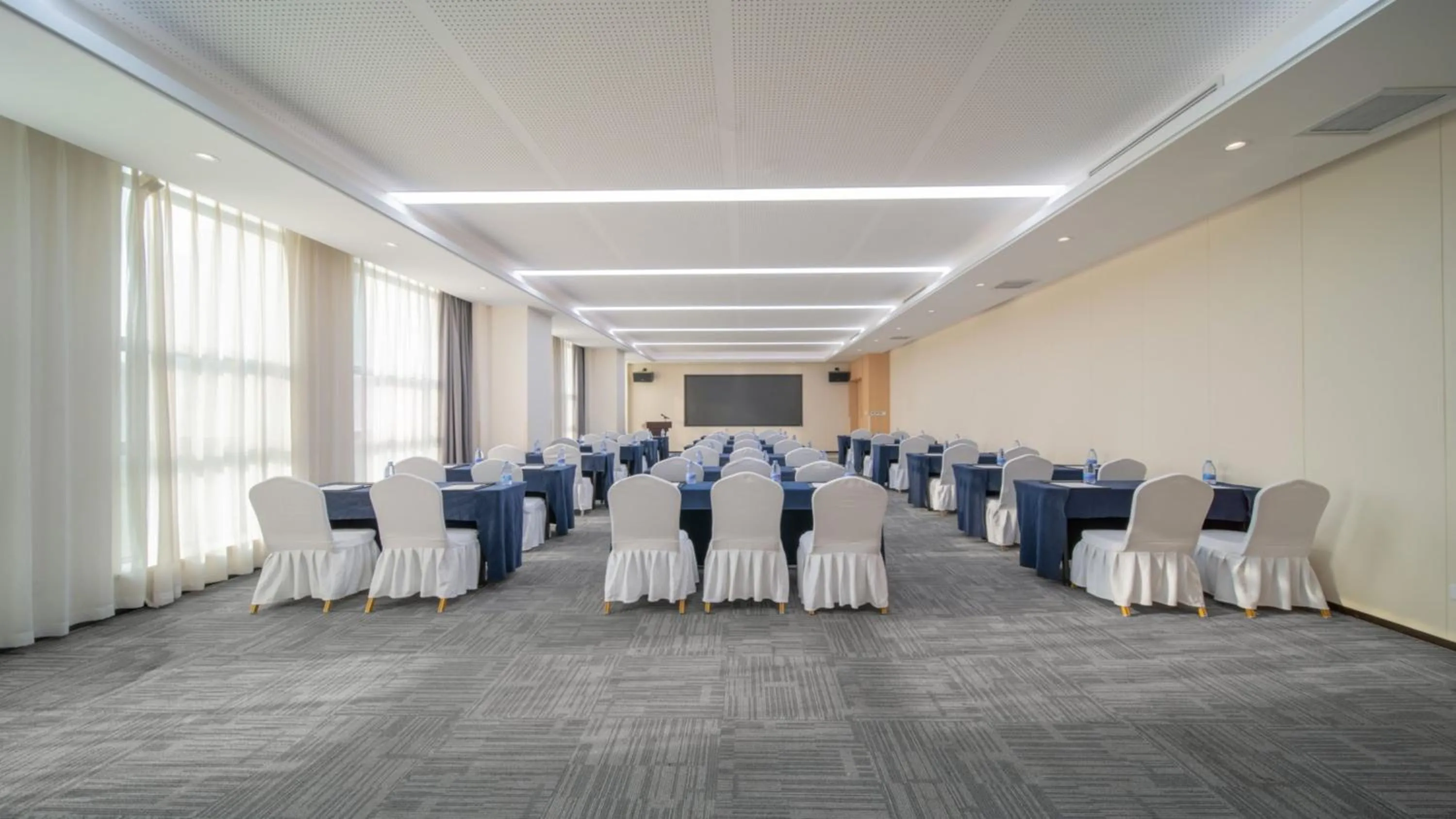 Meeting/conference room in Holiday Inn Express Chongqing University Town by IHG