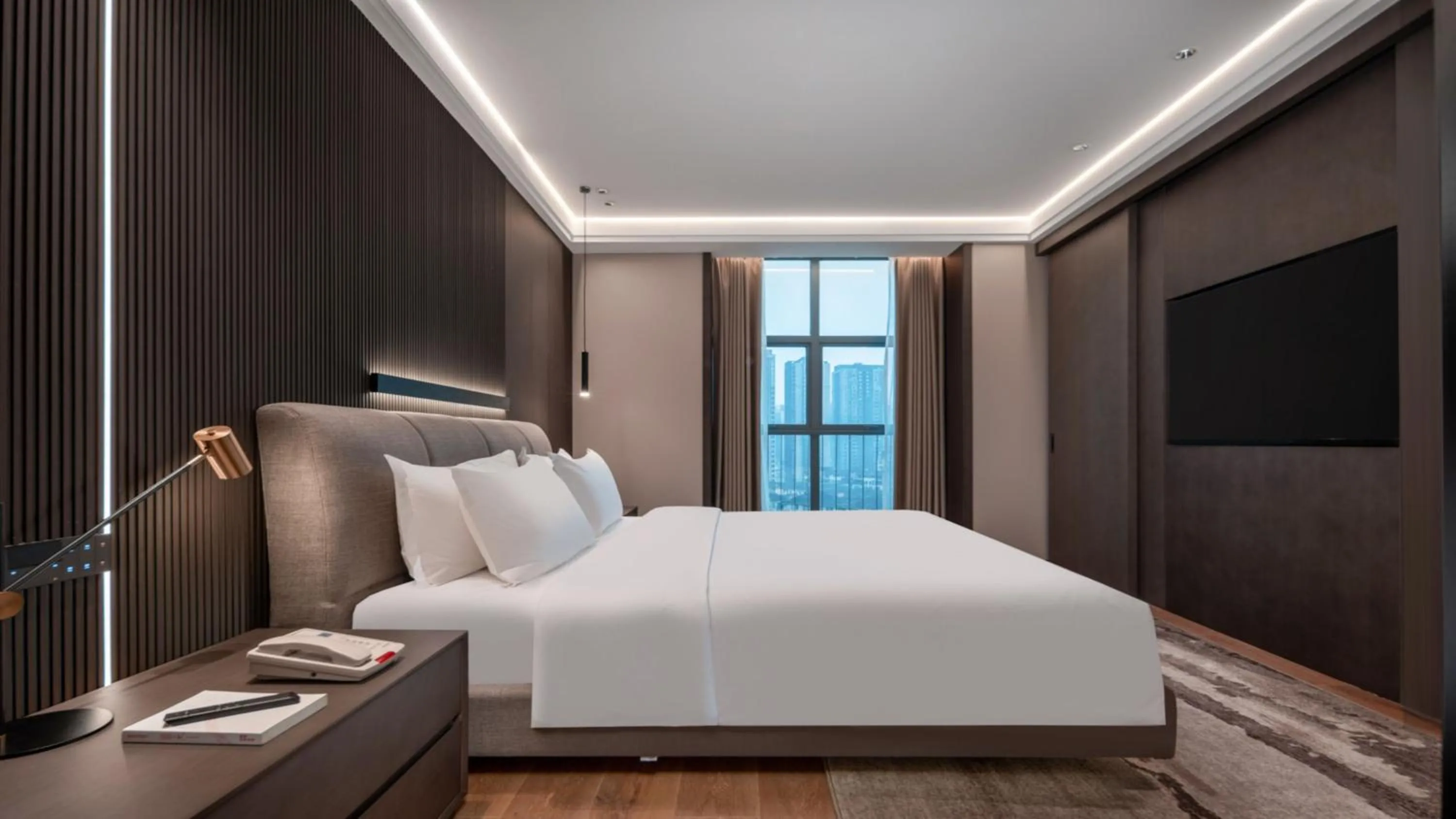 Photo of the whole room, Bed in Holiday Inn Express Chongqing University Town by IHG