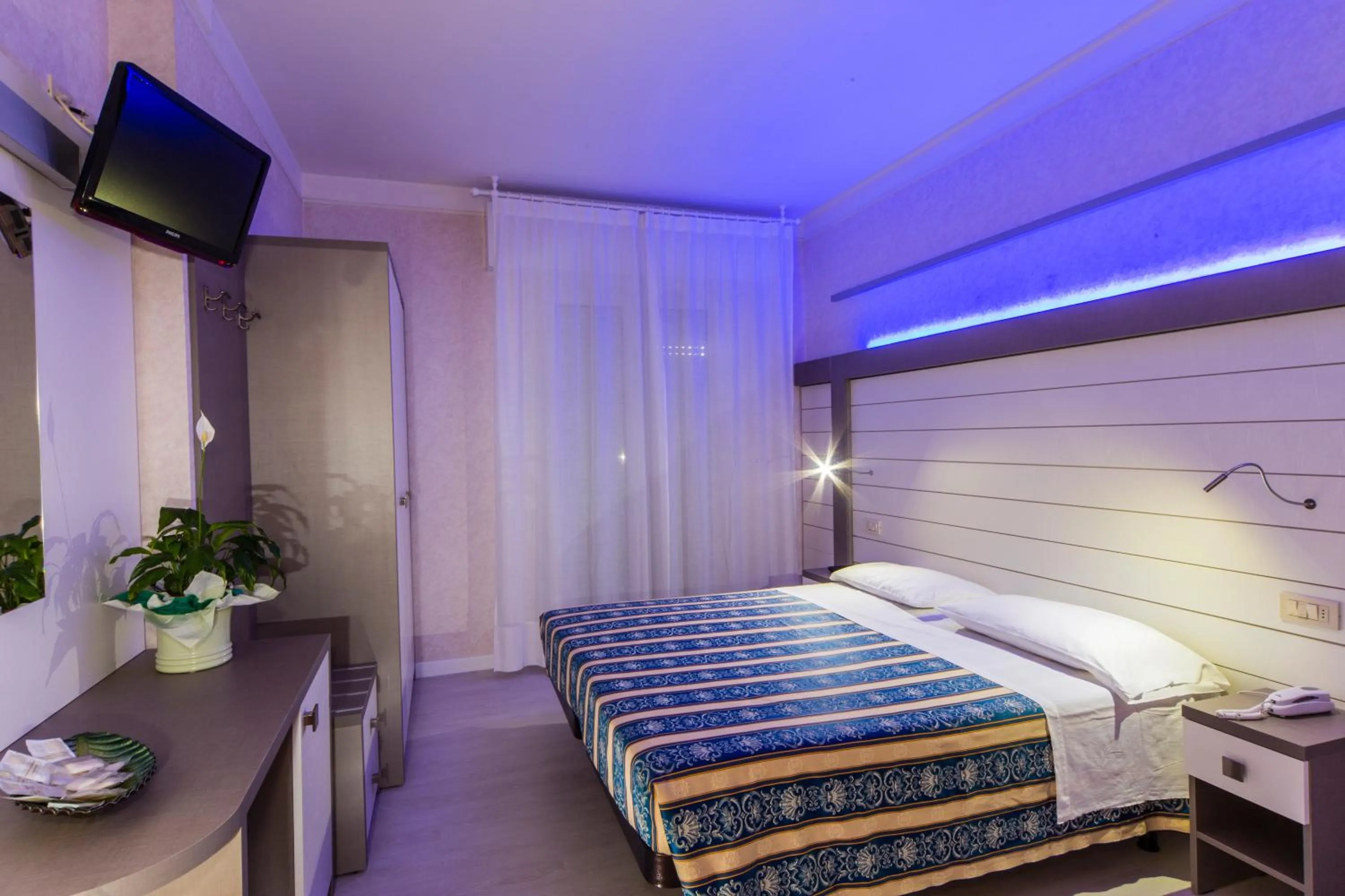 Photo of the whole room, Bed in Hotel Record