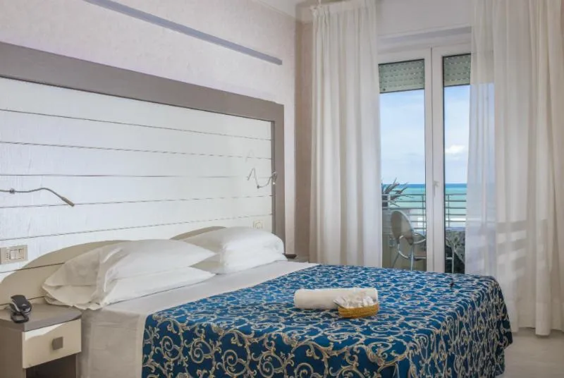 Photo of the whole room, Bed in Hotel Record