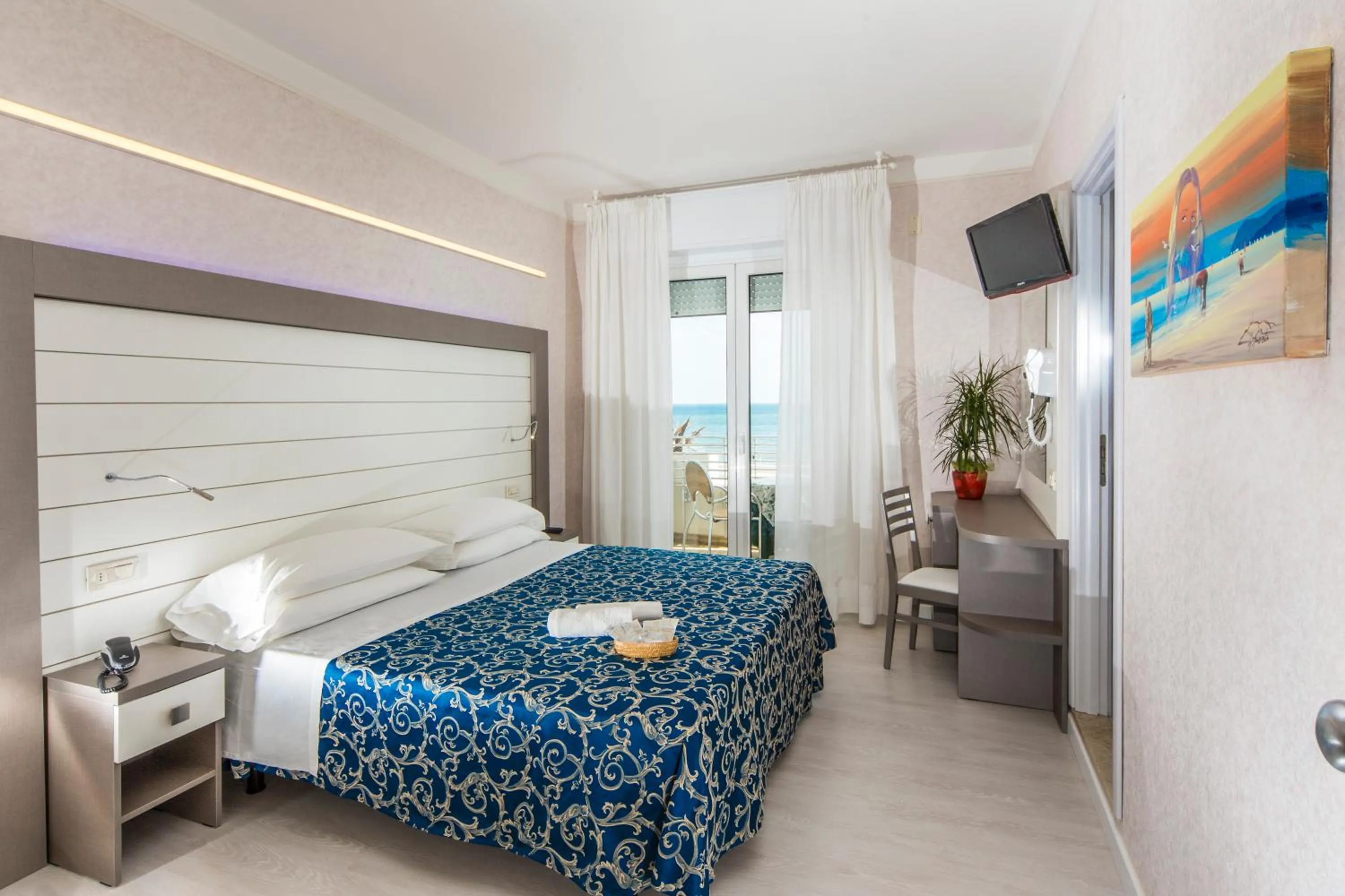 Photo of the whole room, Bed in Hotel Record