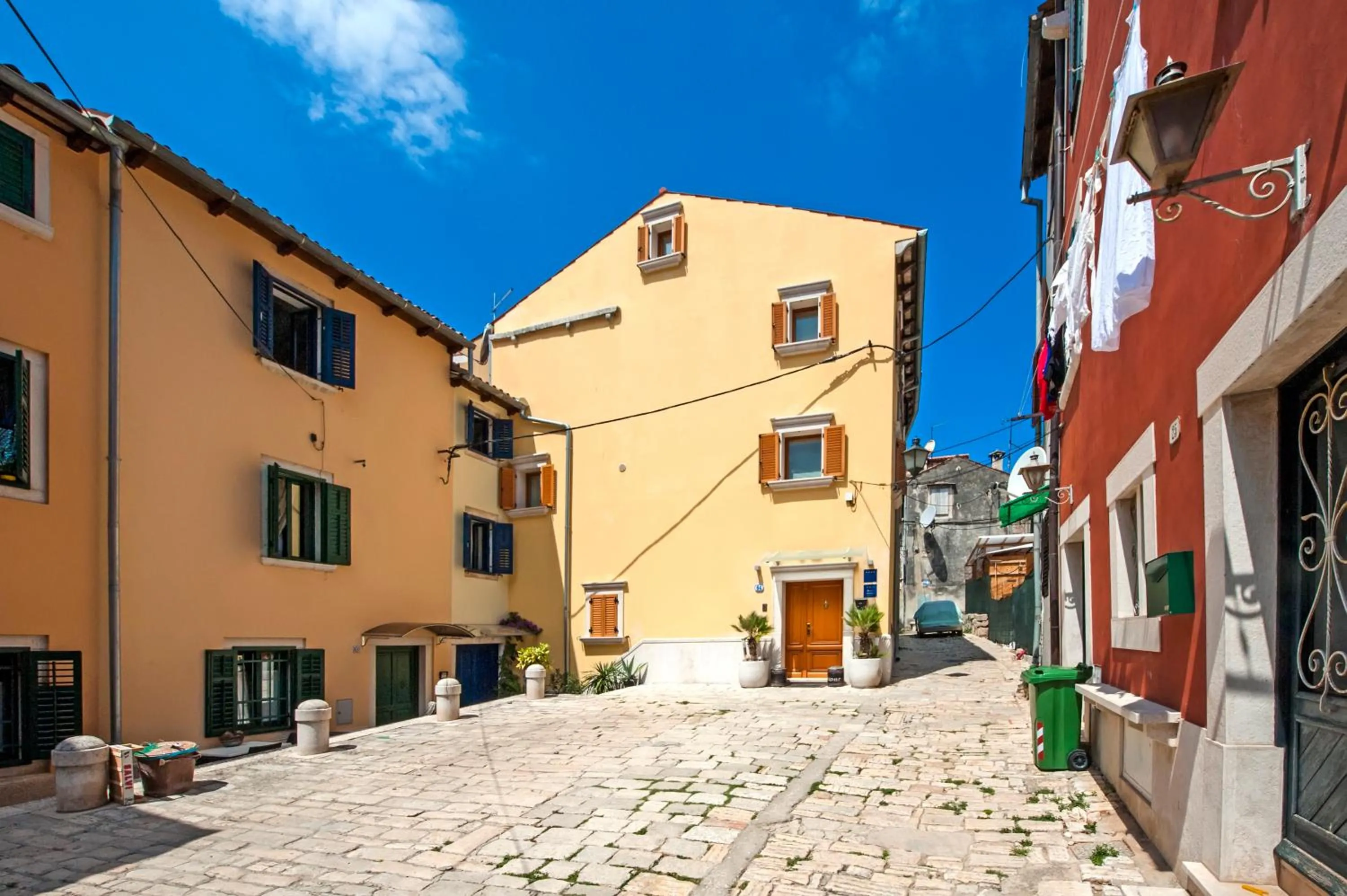 Property building in Guest House Golden Goose