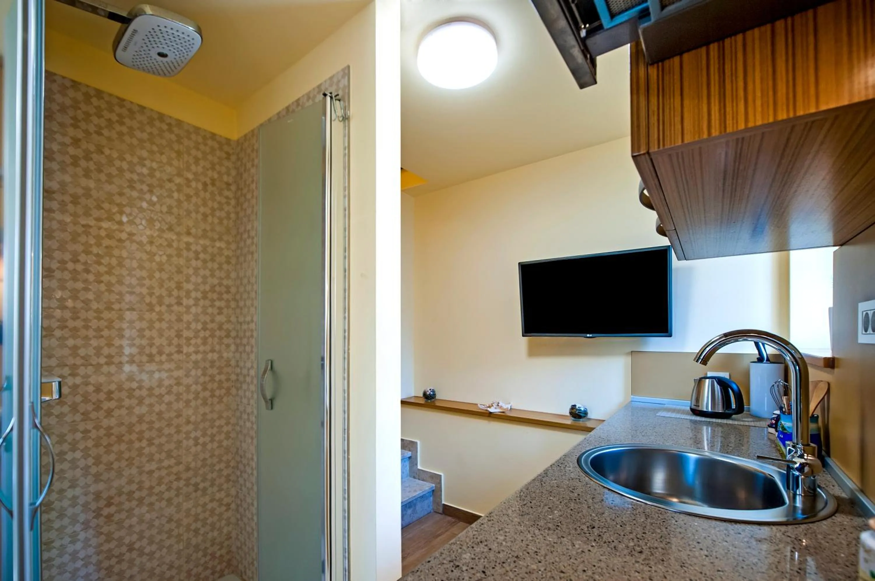 Shower in Guest House Golden Goose