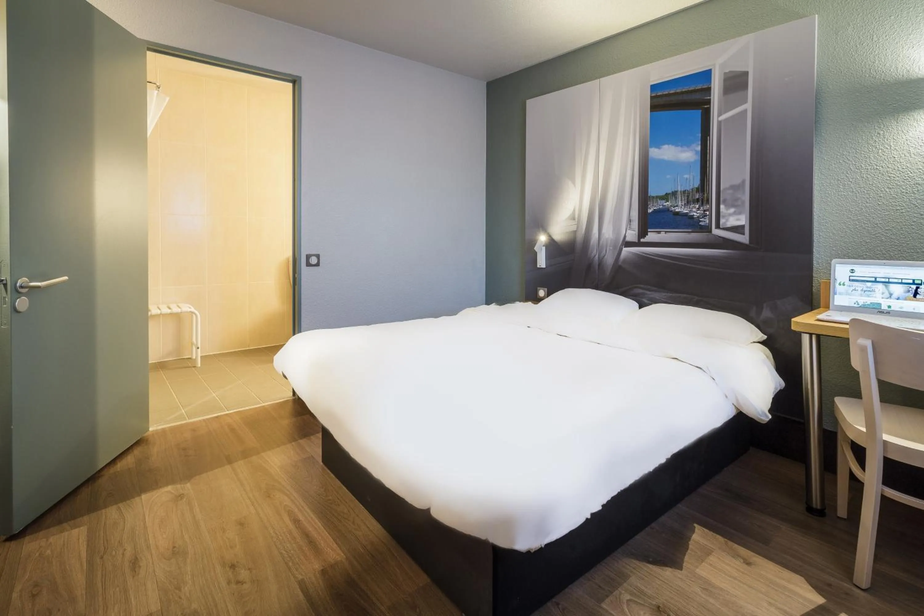 Bedroom, Bed in B&B HOTEL Saint-Brieuc