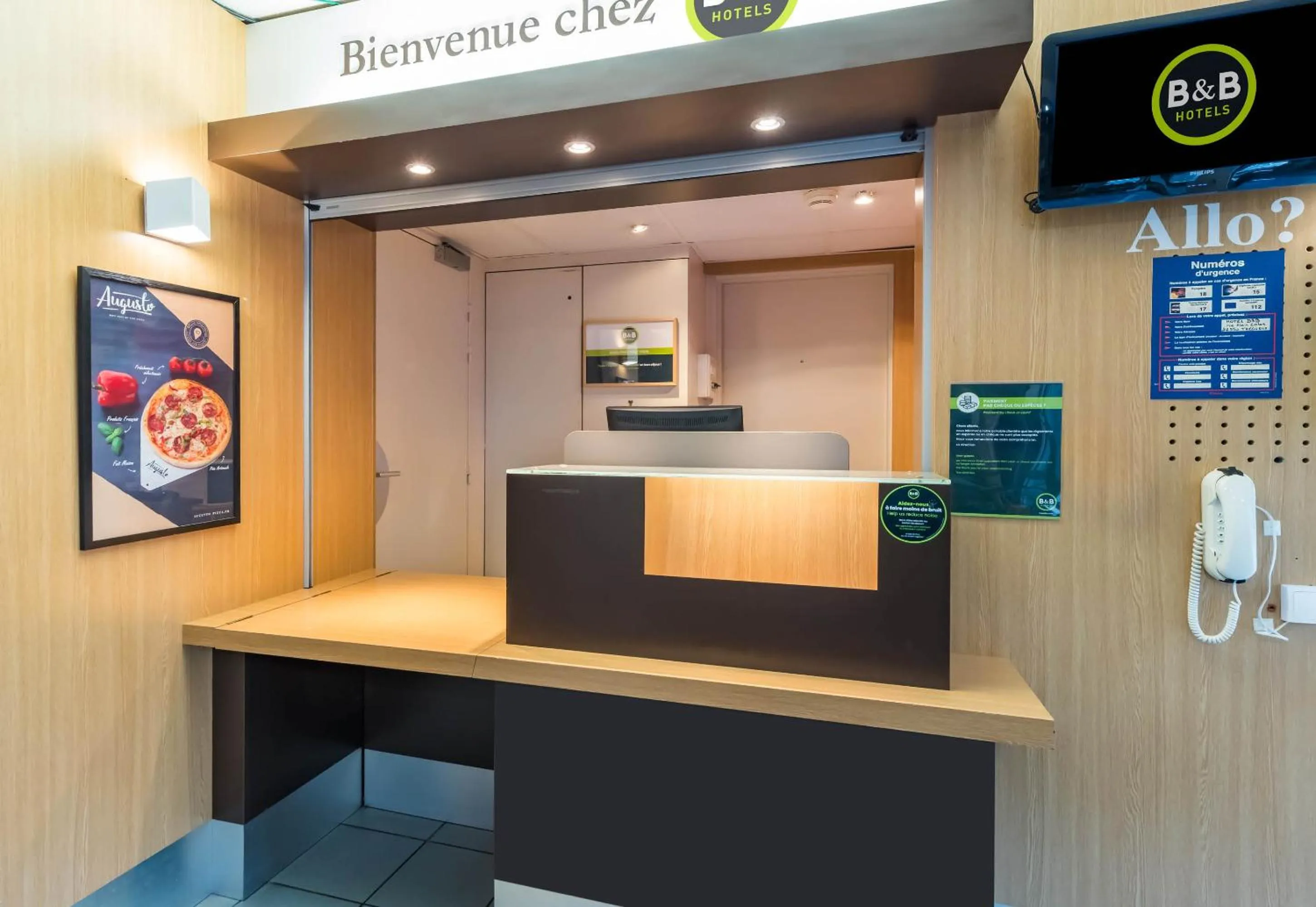 Lobby or reception in B&B HOTEL Saint-Brieuc