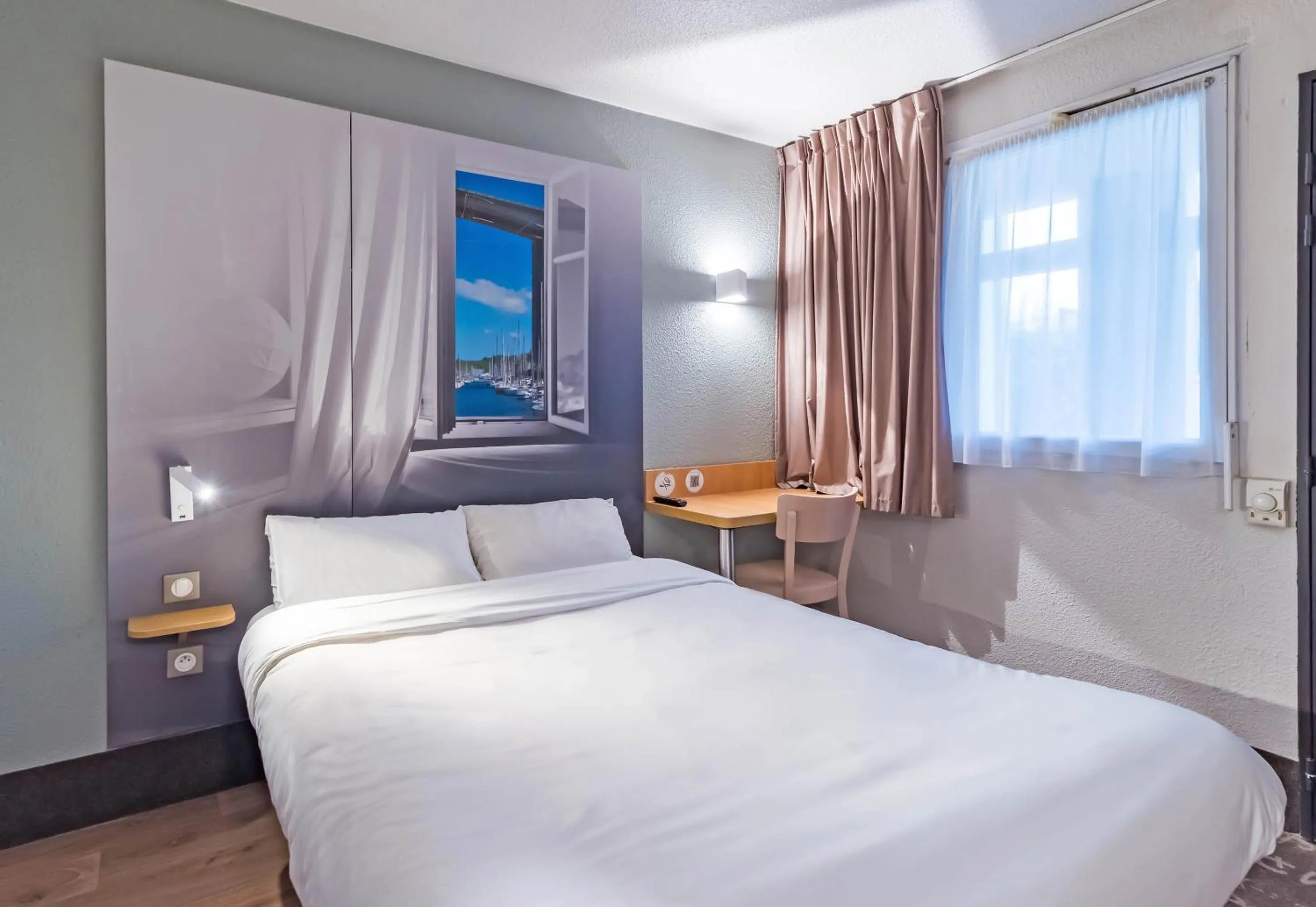 Bedroom, Bed in B&B HOTEL Saint-Brieuc