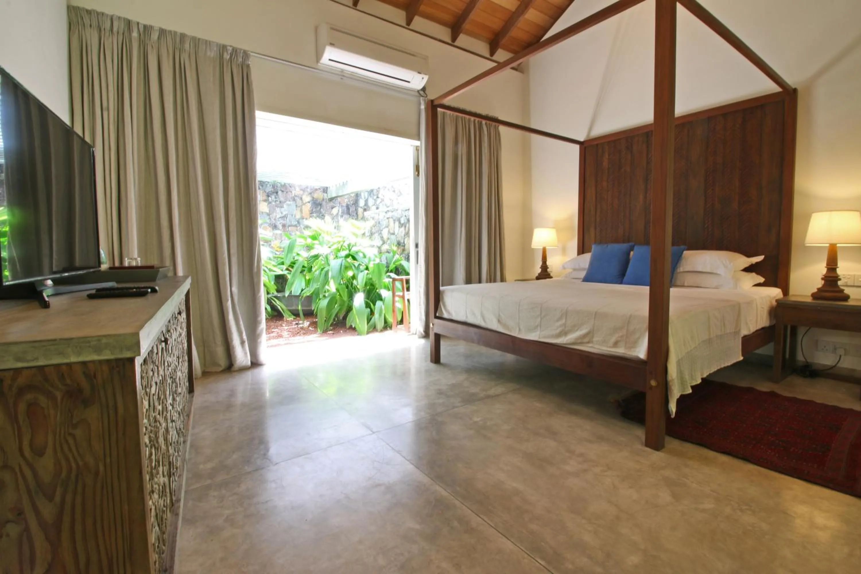 Bed in Villa Saffron Hikkaduwa