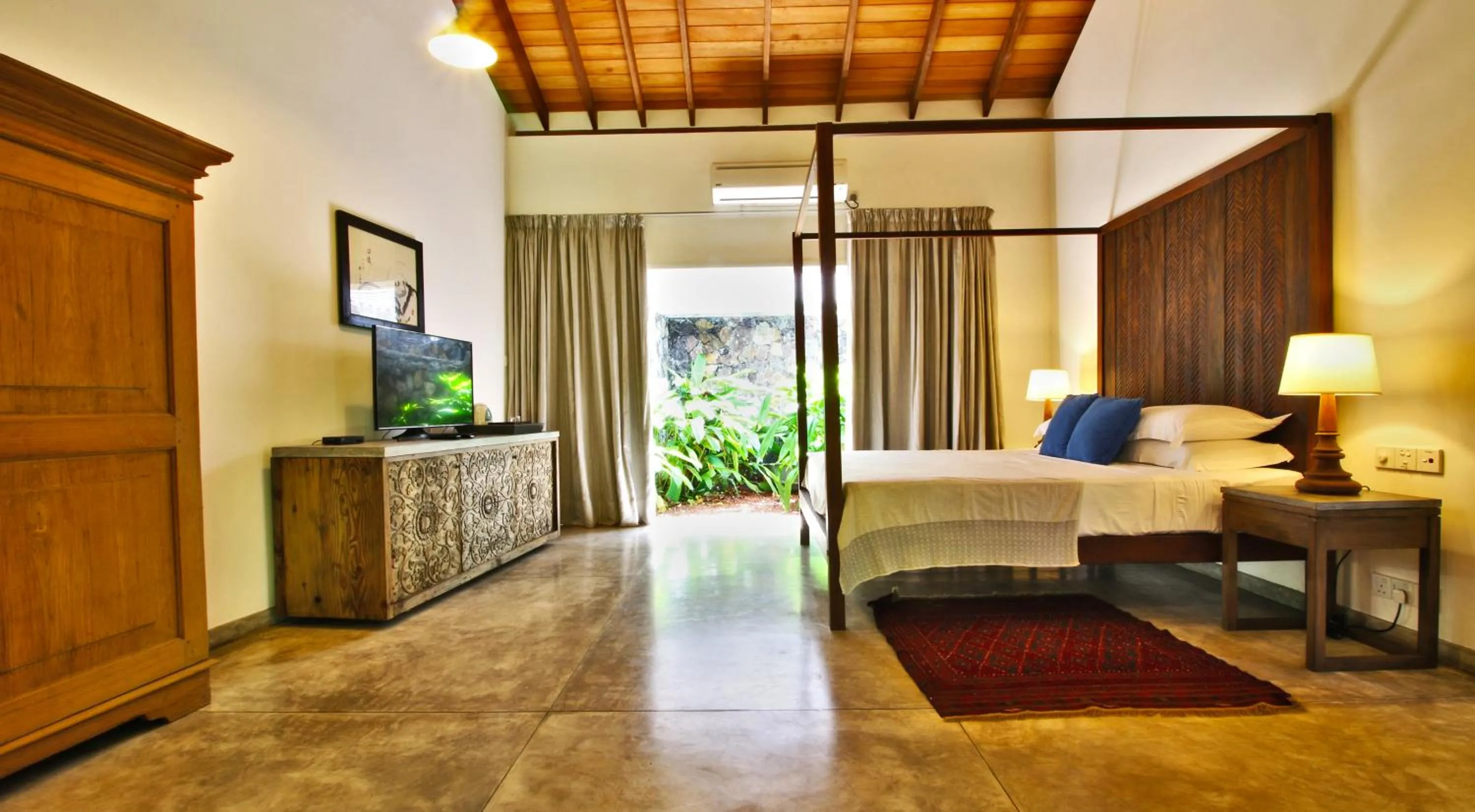 Bed in Villa Saffron Hikkaduwa
