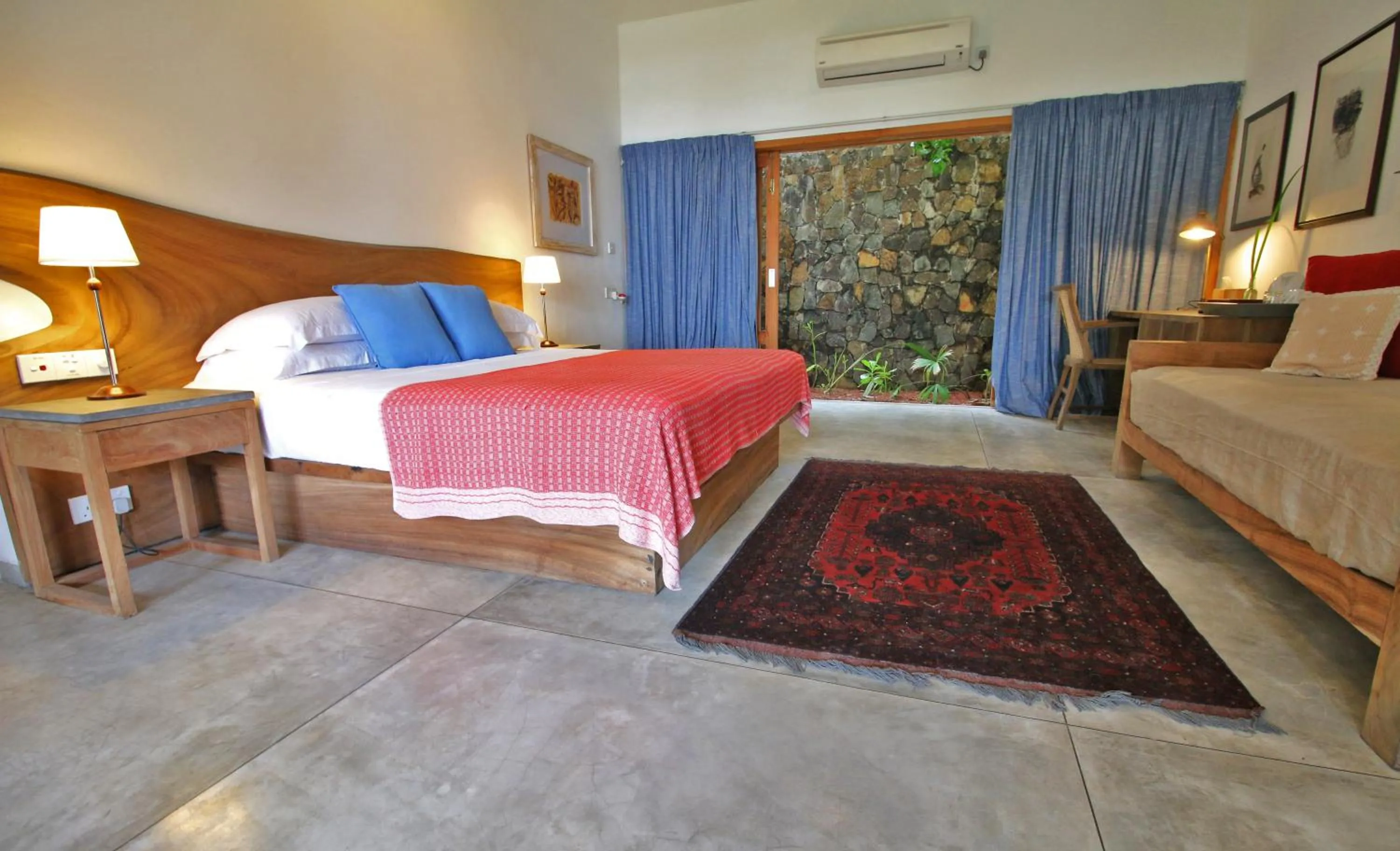 Bed in Villa Saffron Hikkaduwa