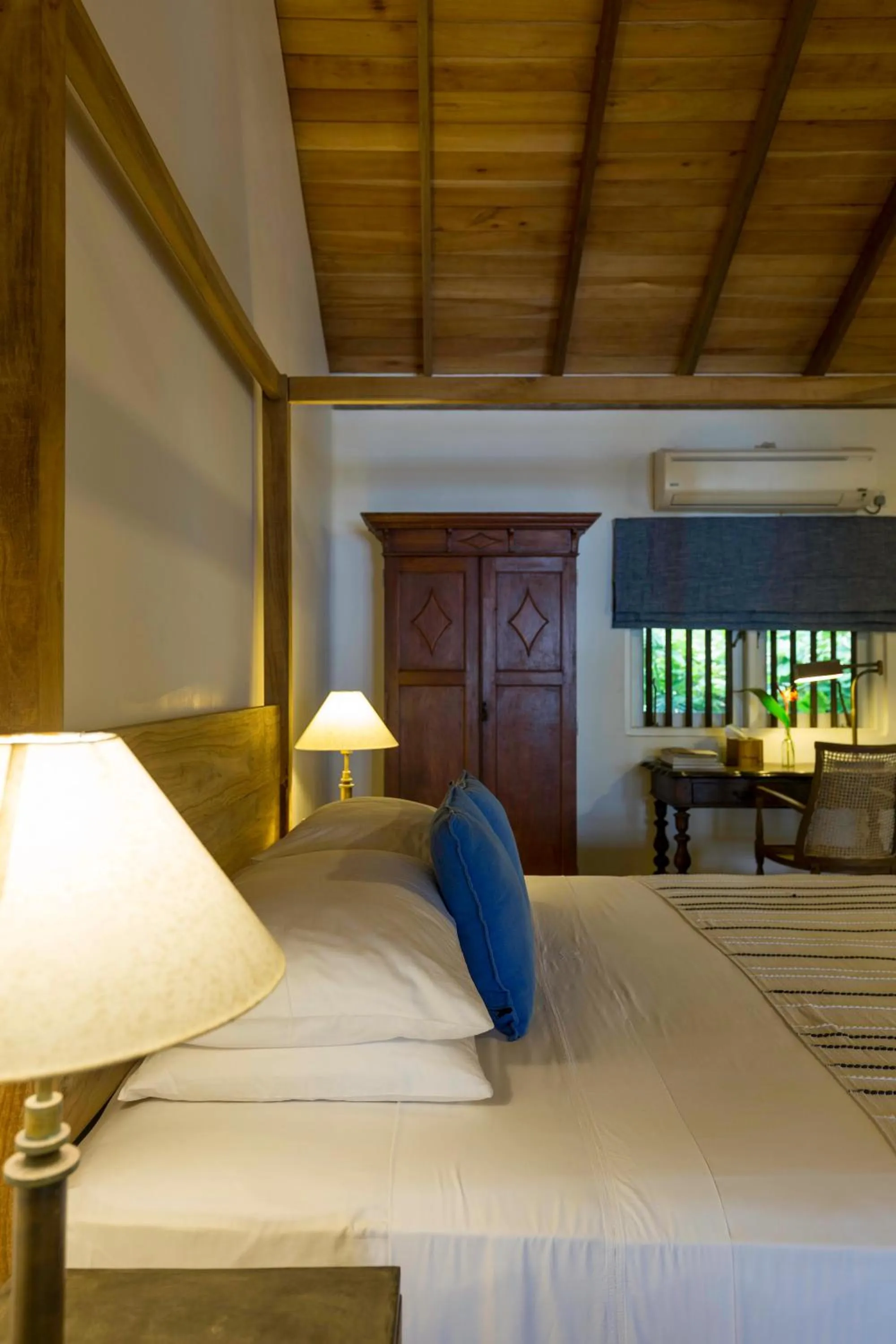 Bed in Villa Saffron Hikkaduwa