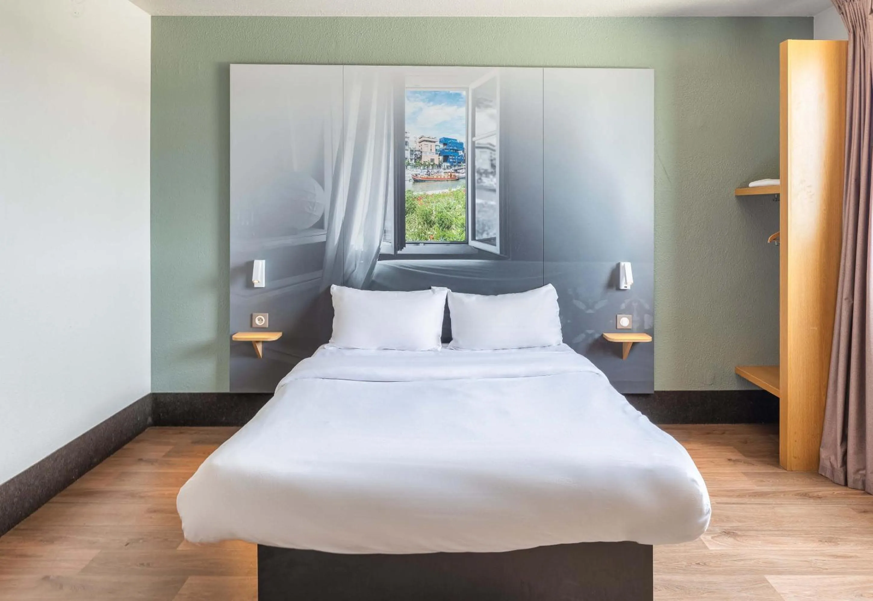 Bedroom, Bed in B&B HOTEL Lyon Grand Stade Meyzieu