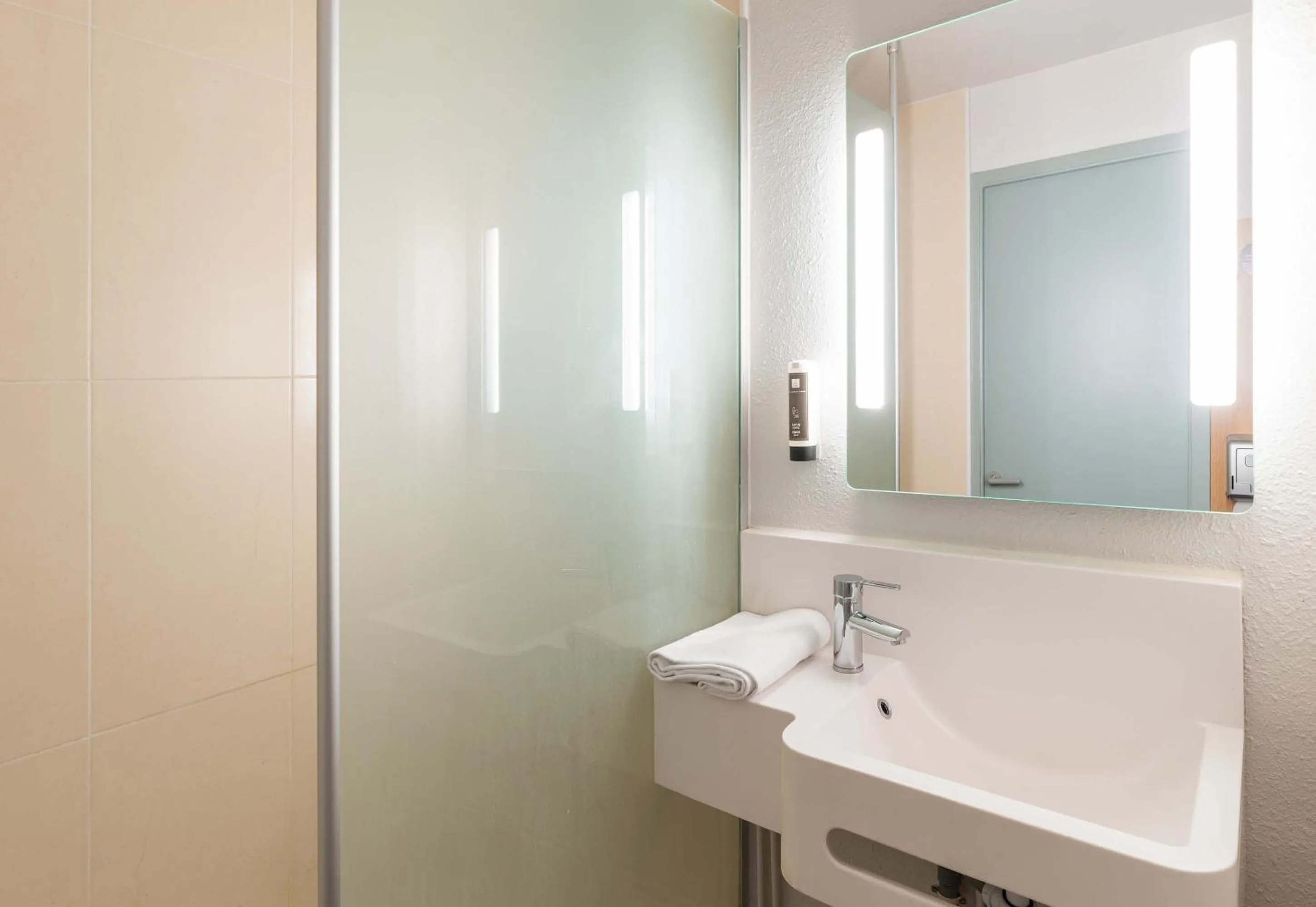 Bathroom in B&B HOTEL Lyon Grand Stade Meyzieu