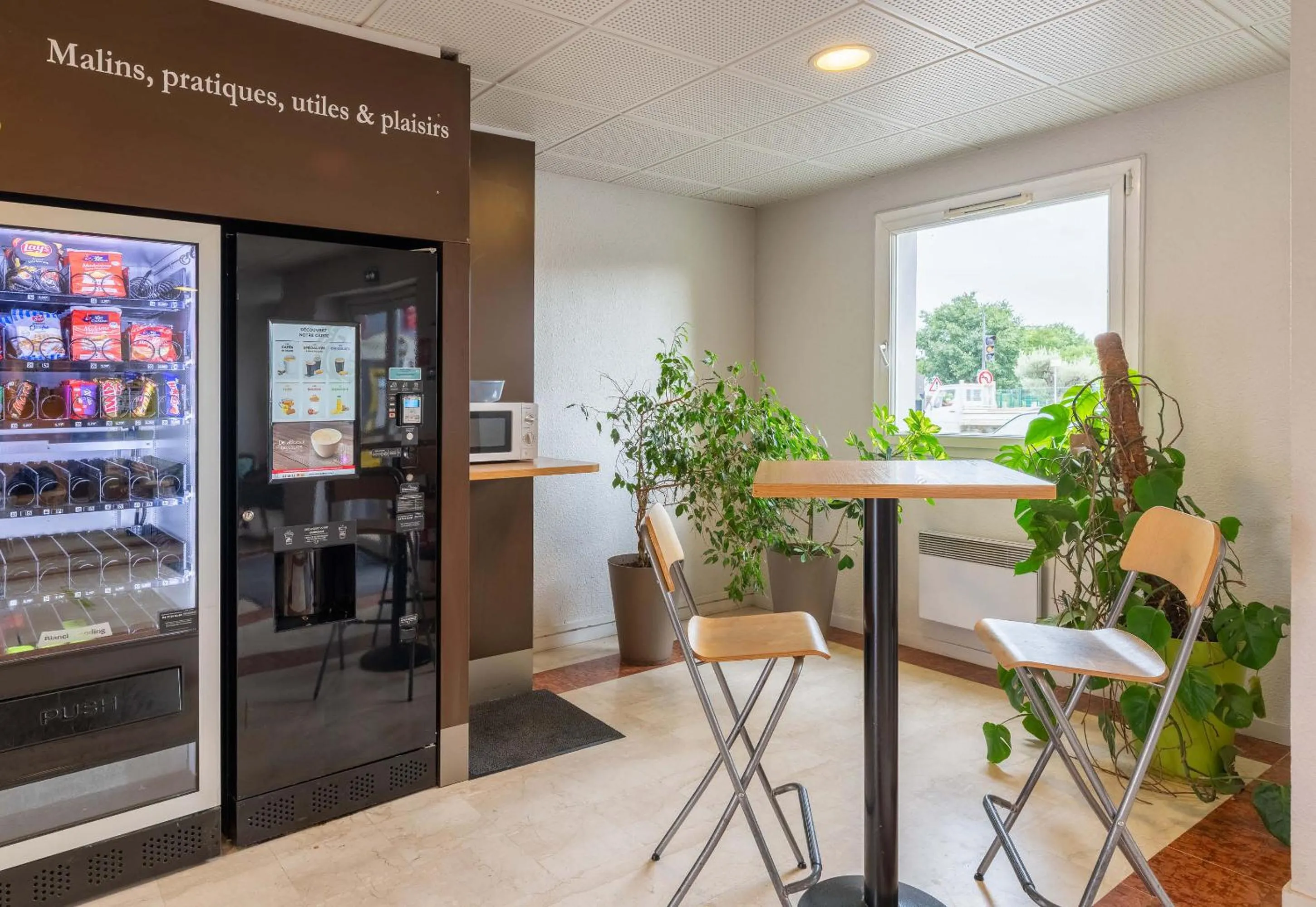Lobby or reception in B&B HOTEL Lyon Grand Stade Meyzieu
