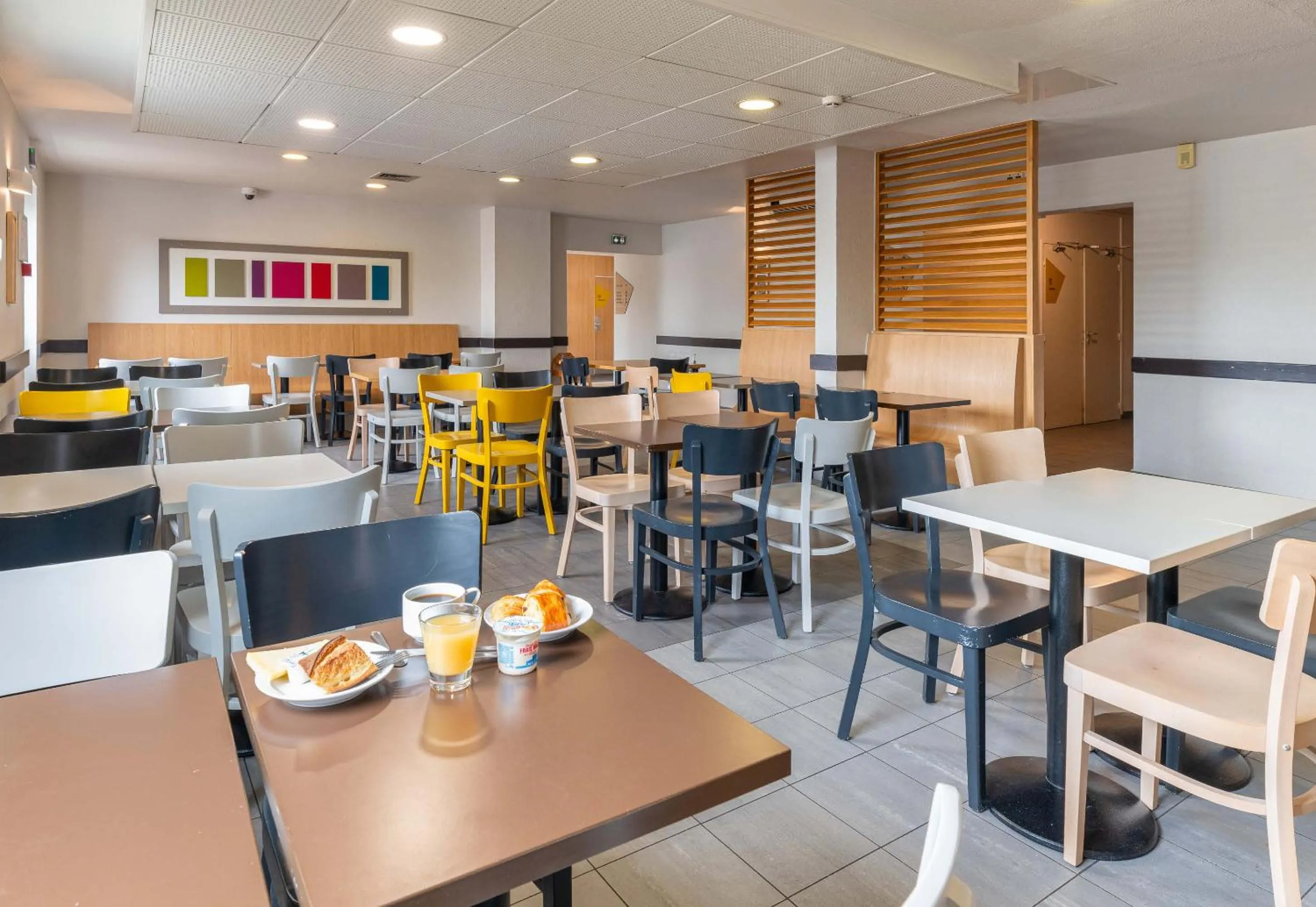 Restaurant/places to eat in B&B HOTEL Lyon Grand Stade Meyzieu