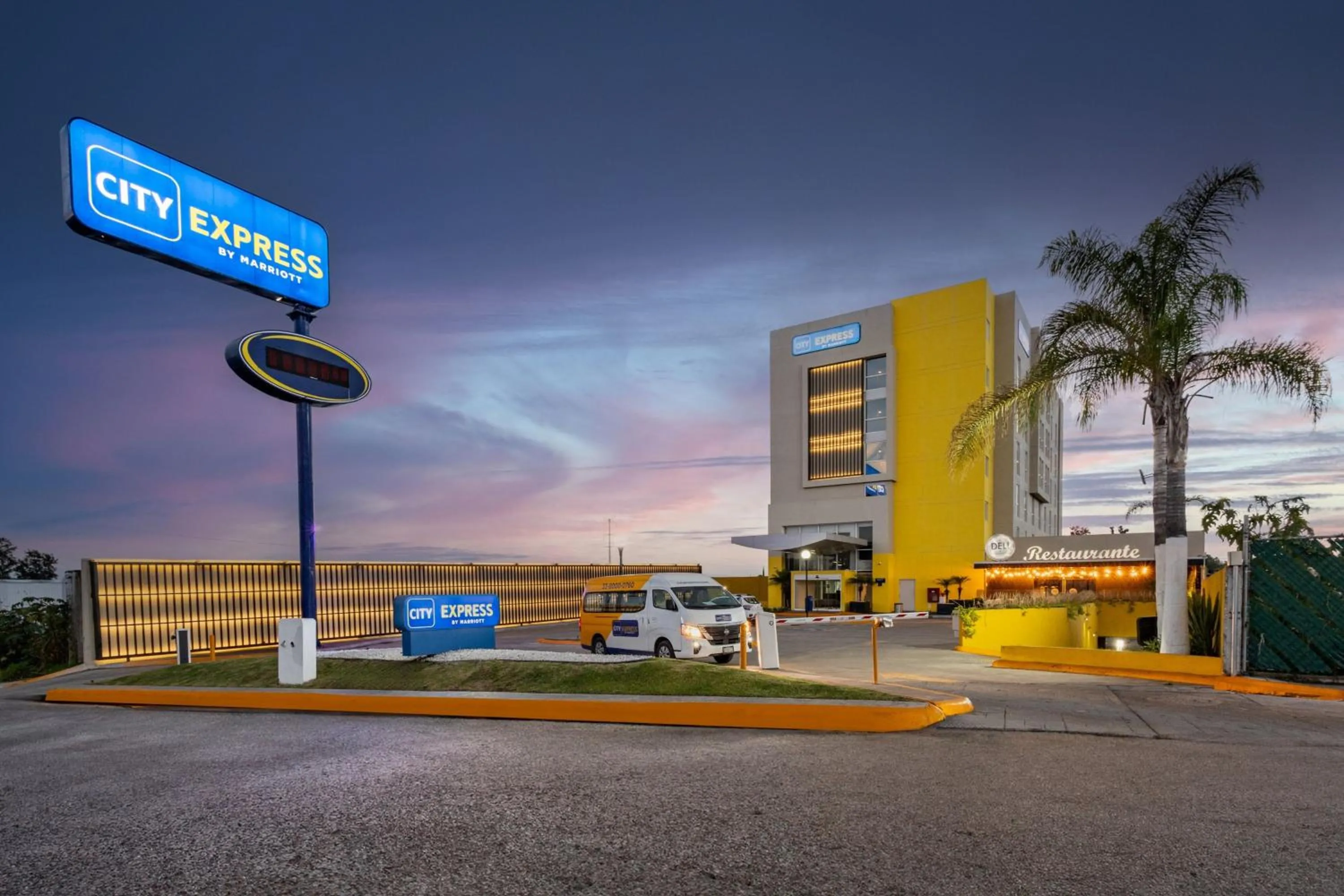 Property building in City Express by Marriott Guadalajara Aeropuerto