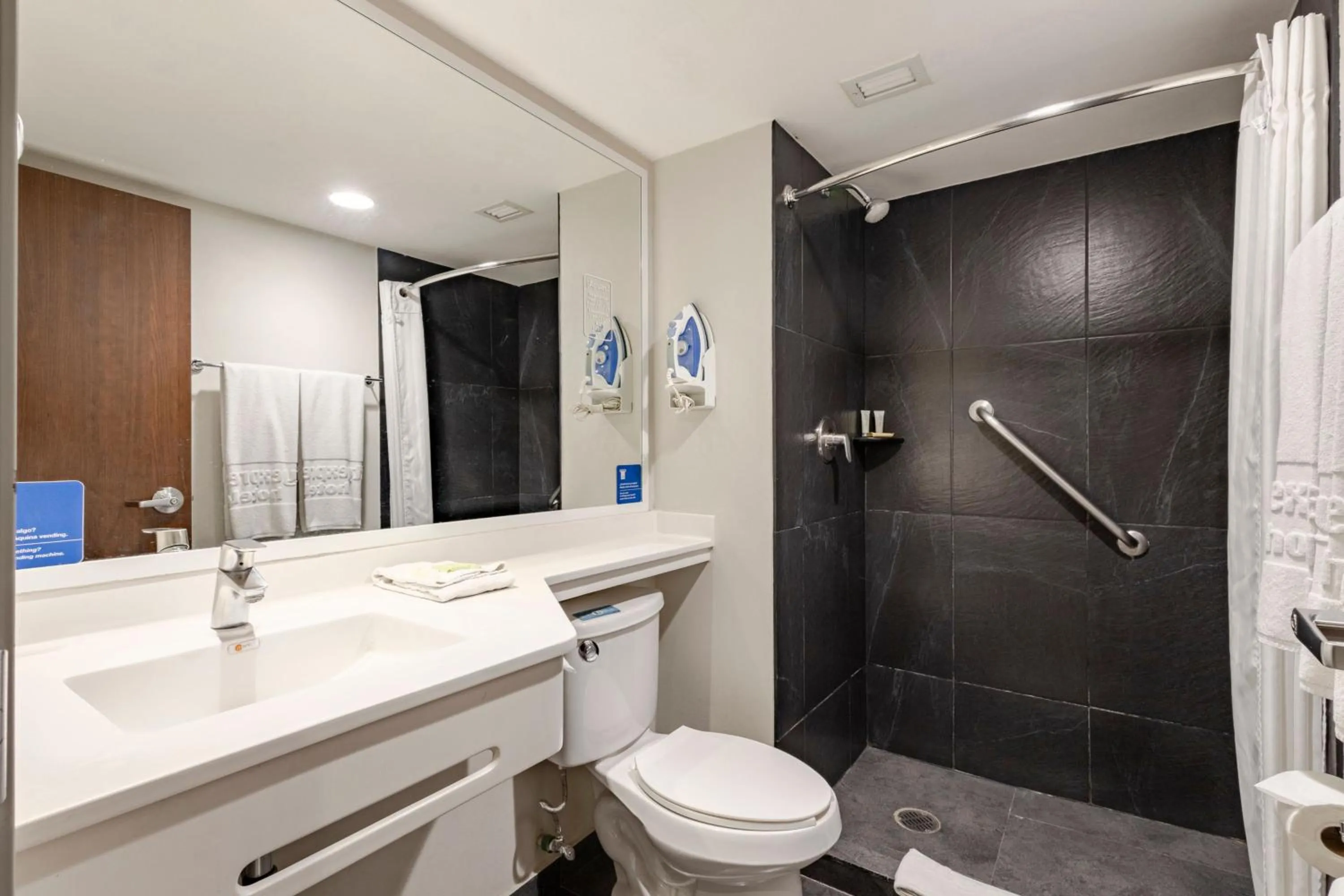 Bathroom in City Express by Marriott Guadalajara Aeropuerto