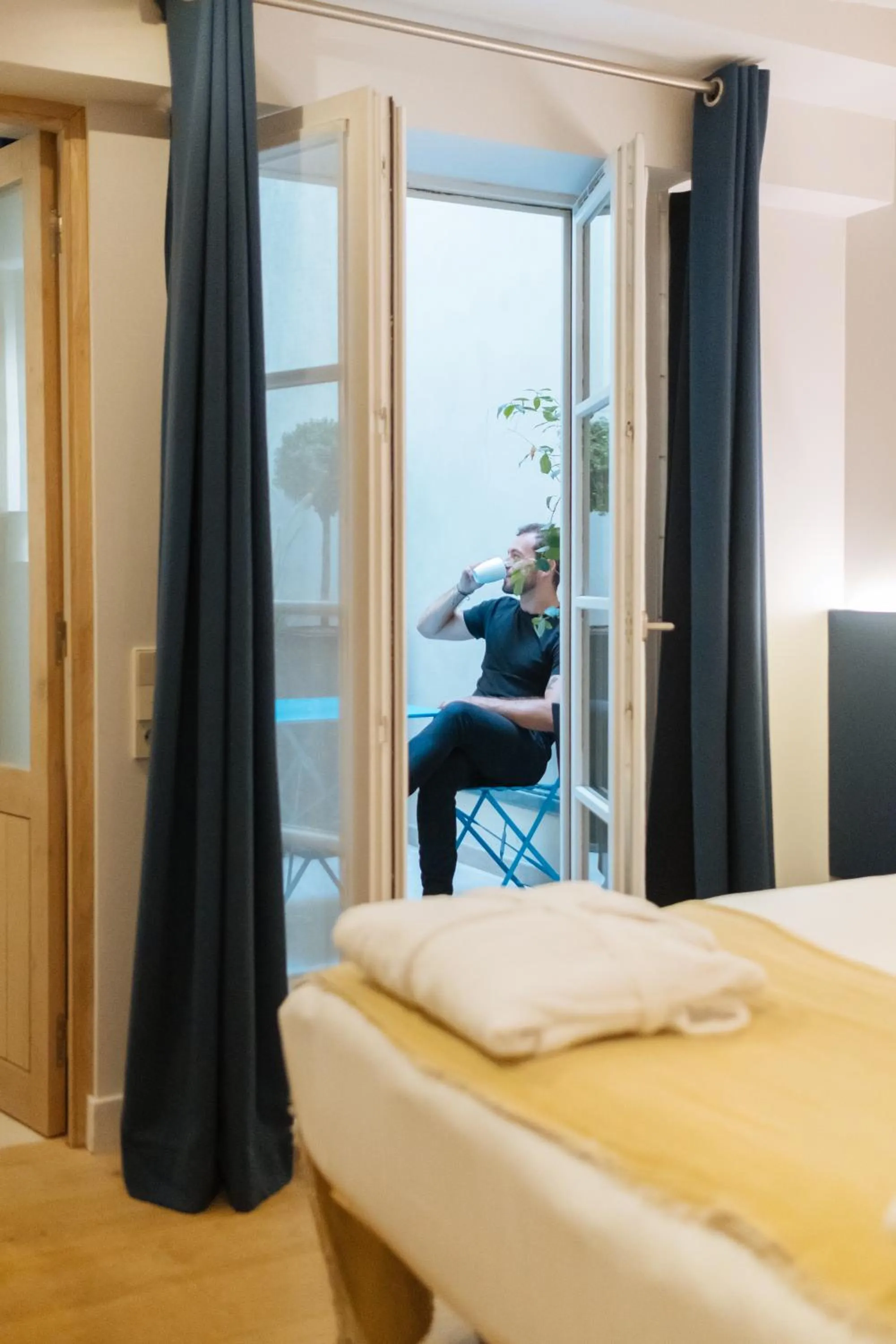 Patio, Bed in Victoire & Germain