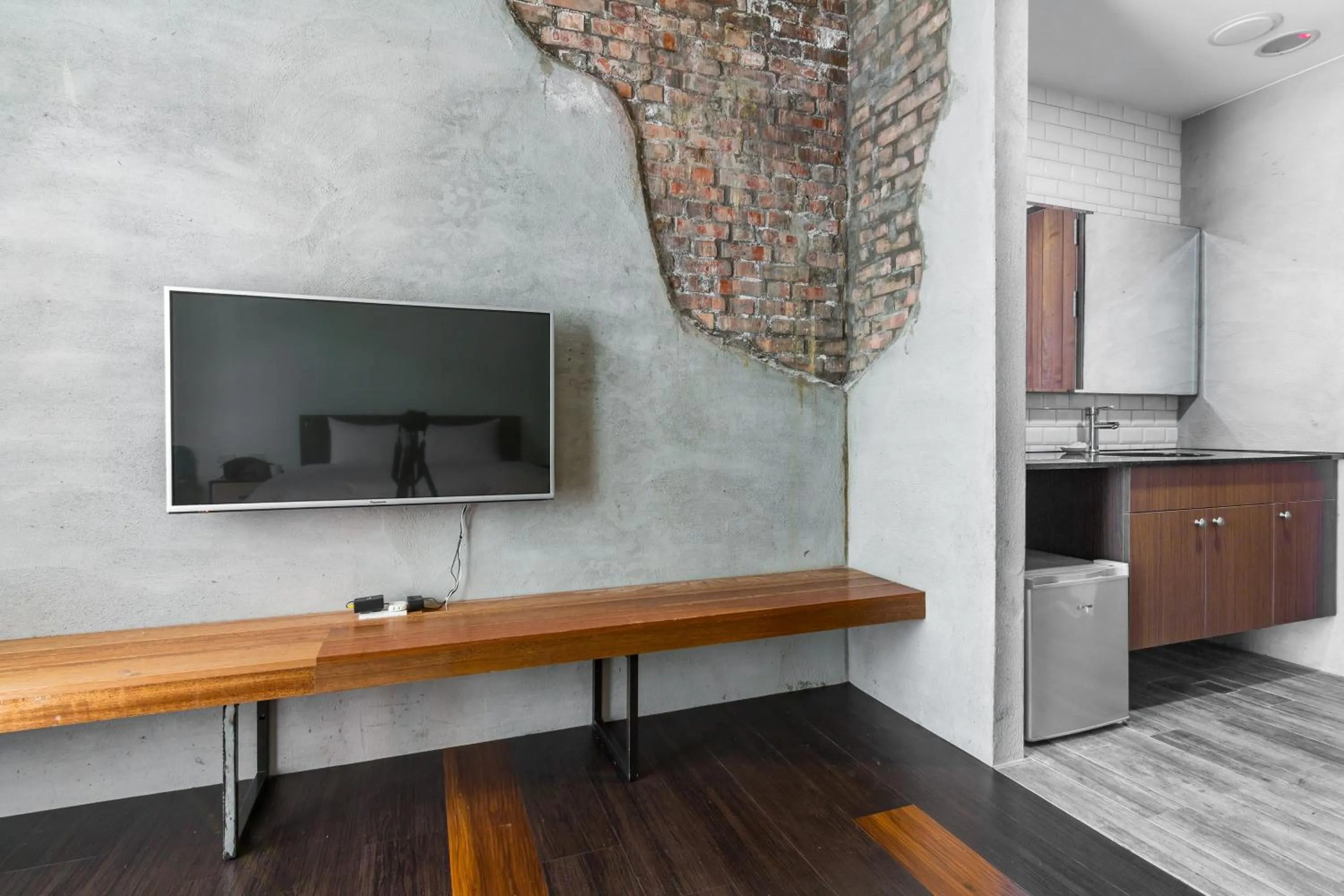 Communal lounge/ TV room in Treasury Hotel 301