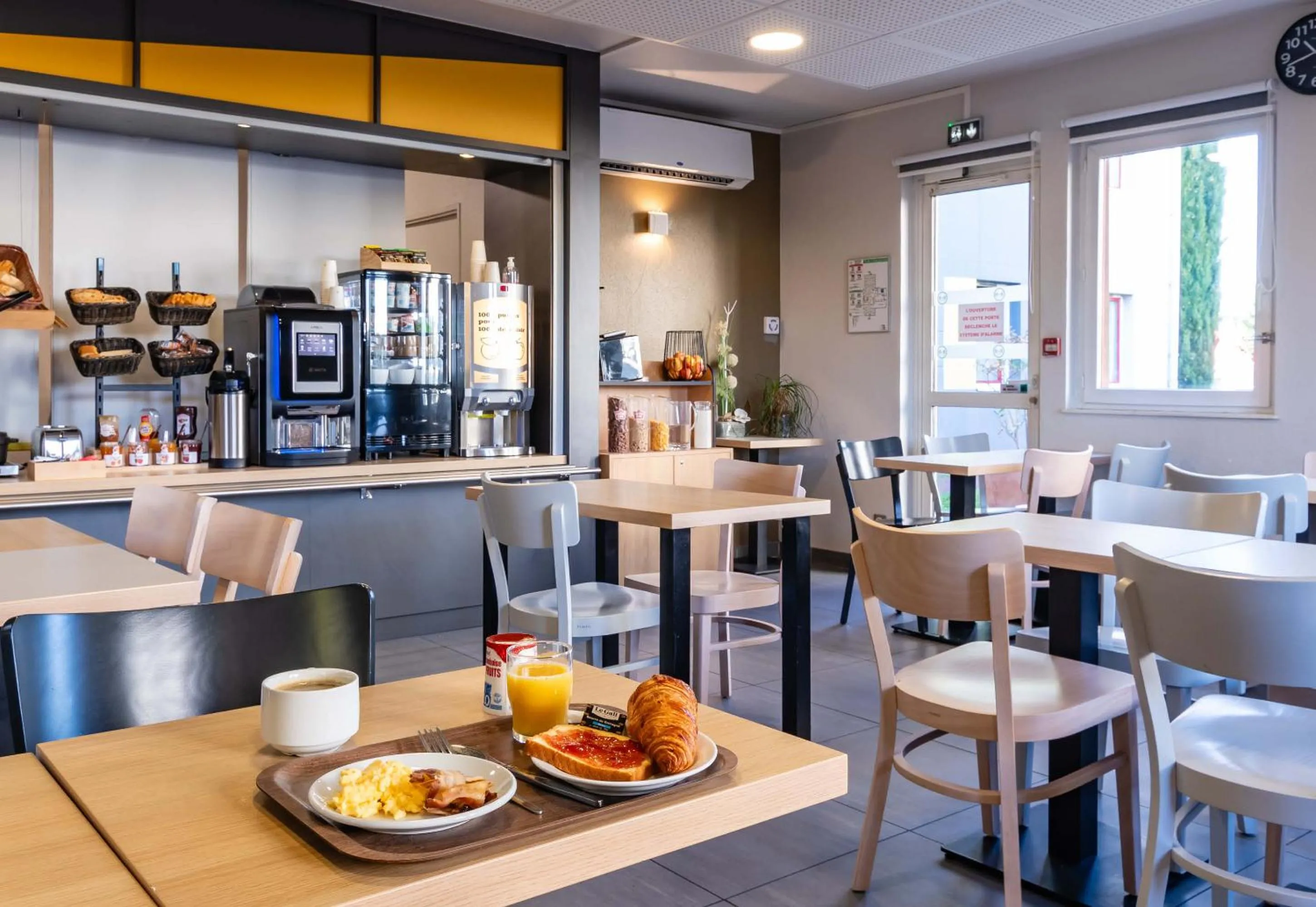 Restaurant/places to eat in B&B HOTEL Valence Sud