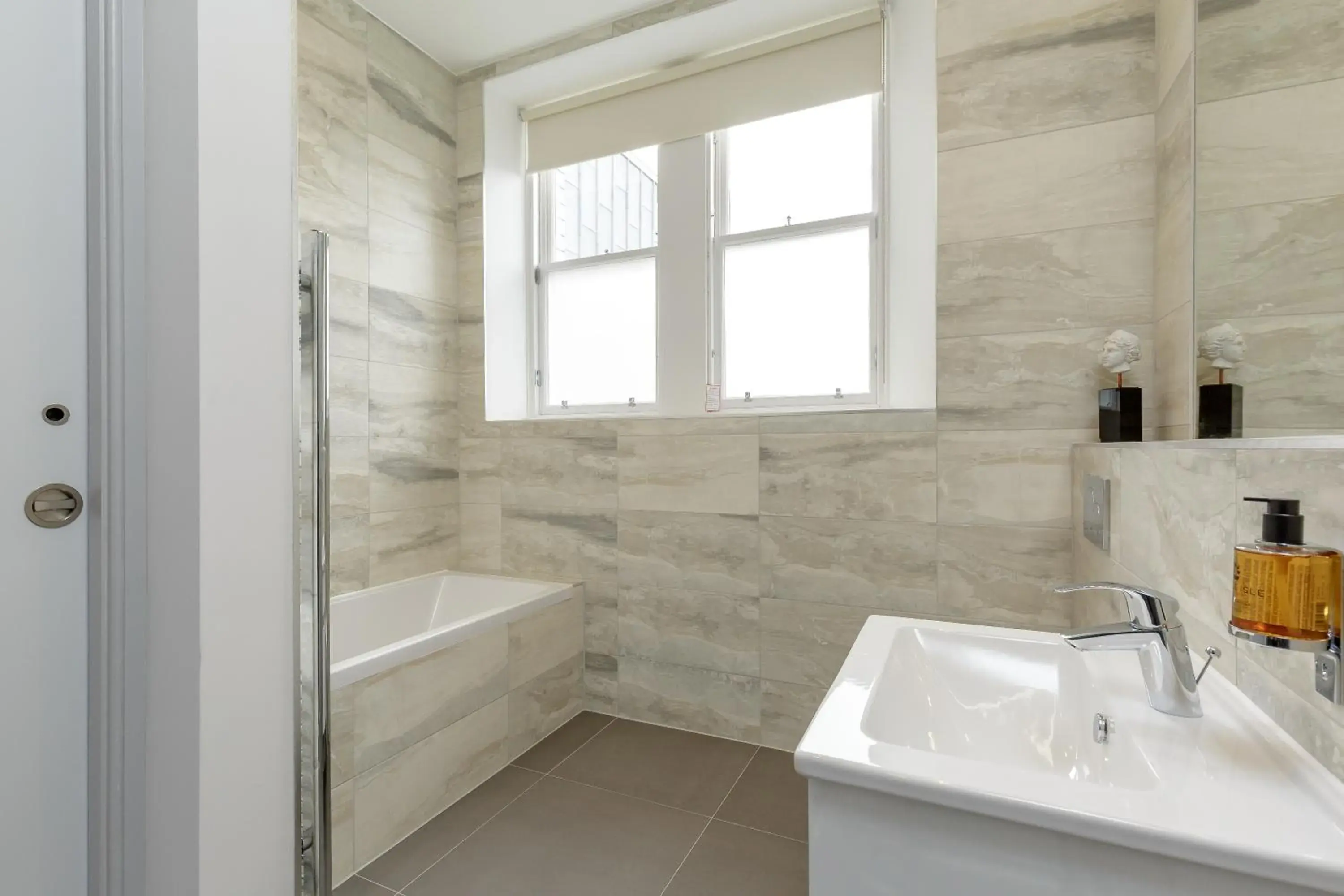 Superior Apartment with Castle View in Destiny Scotland - Princes Street Residence Superior Apartment with Castle View in Destiny Scotland - Princes Street Residence