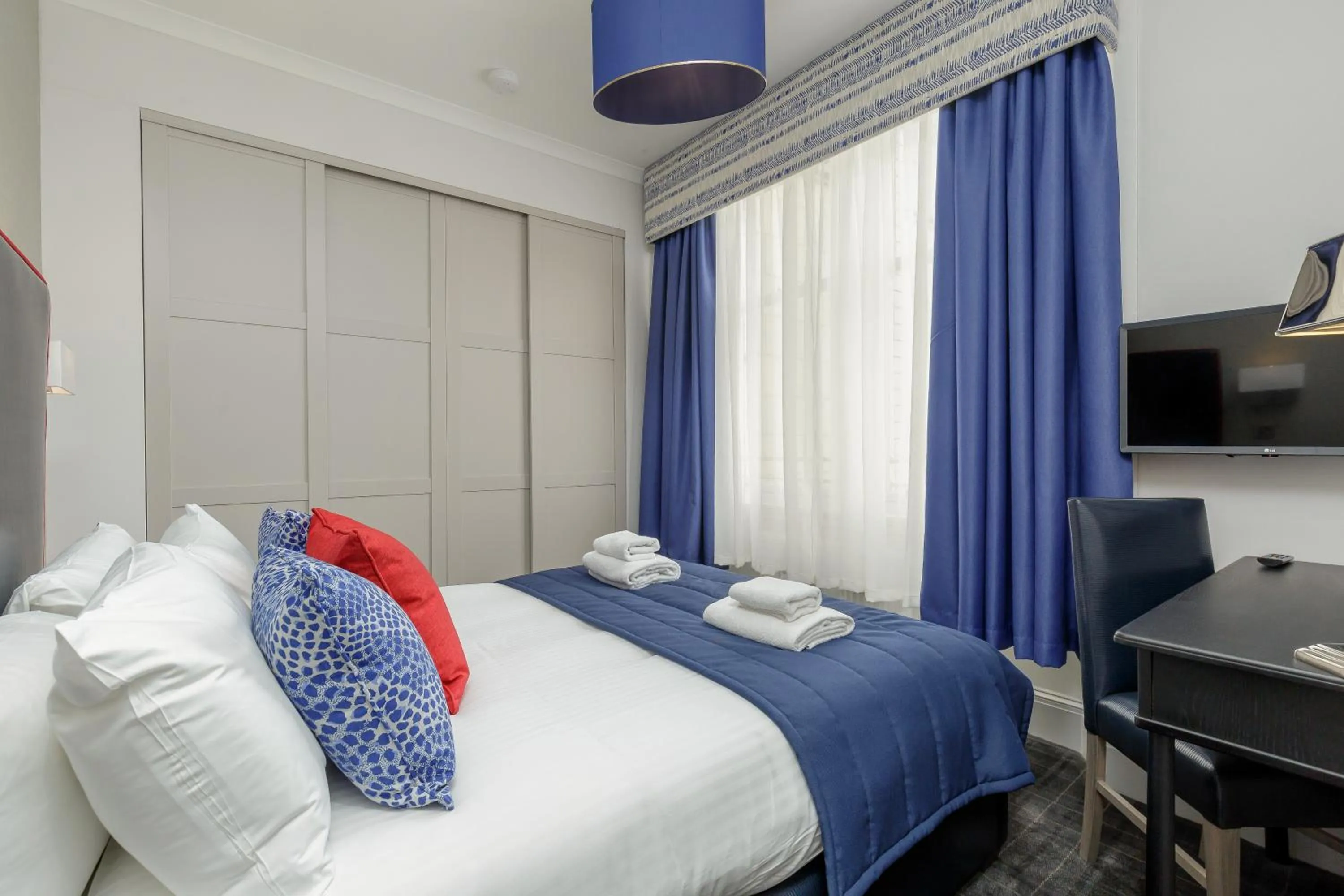 Bed in Destiny Scotland - Princes Street Residence