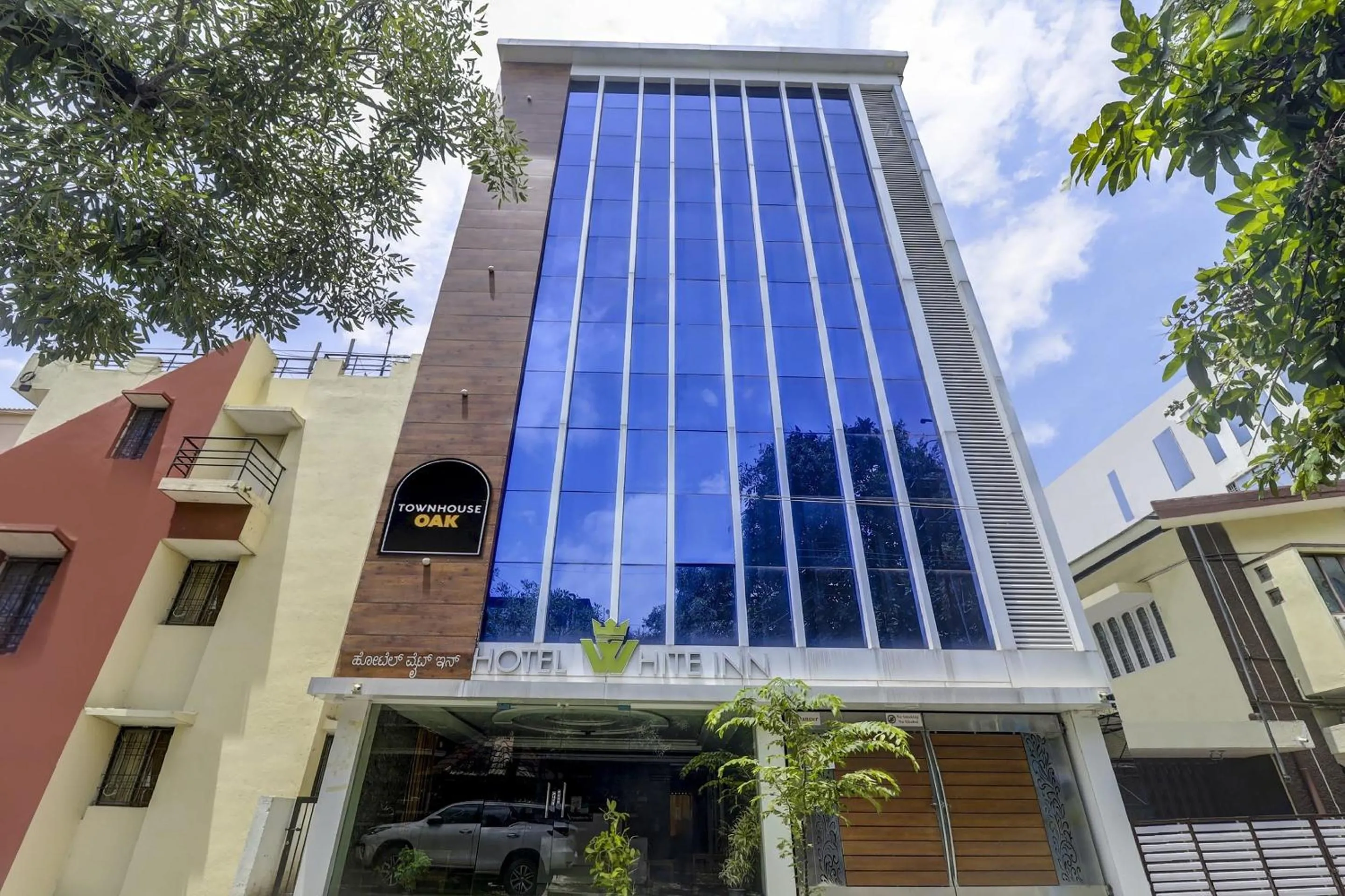Townhouse OAK SRK White Inn Near Ragigudda Sri Prasanna Anjaneyaswamy Temple