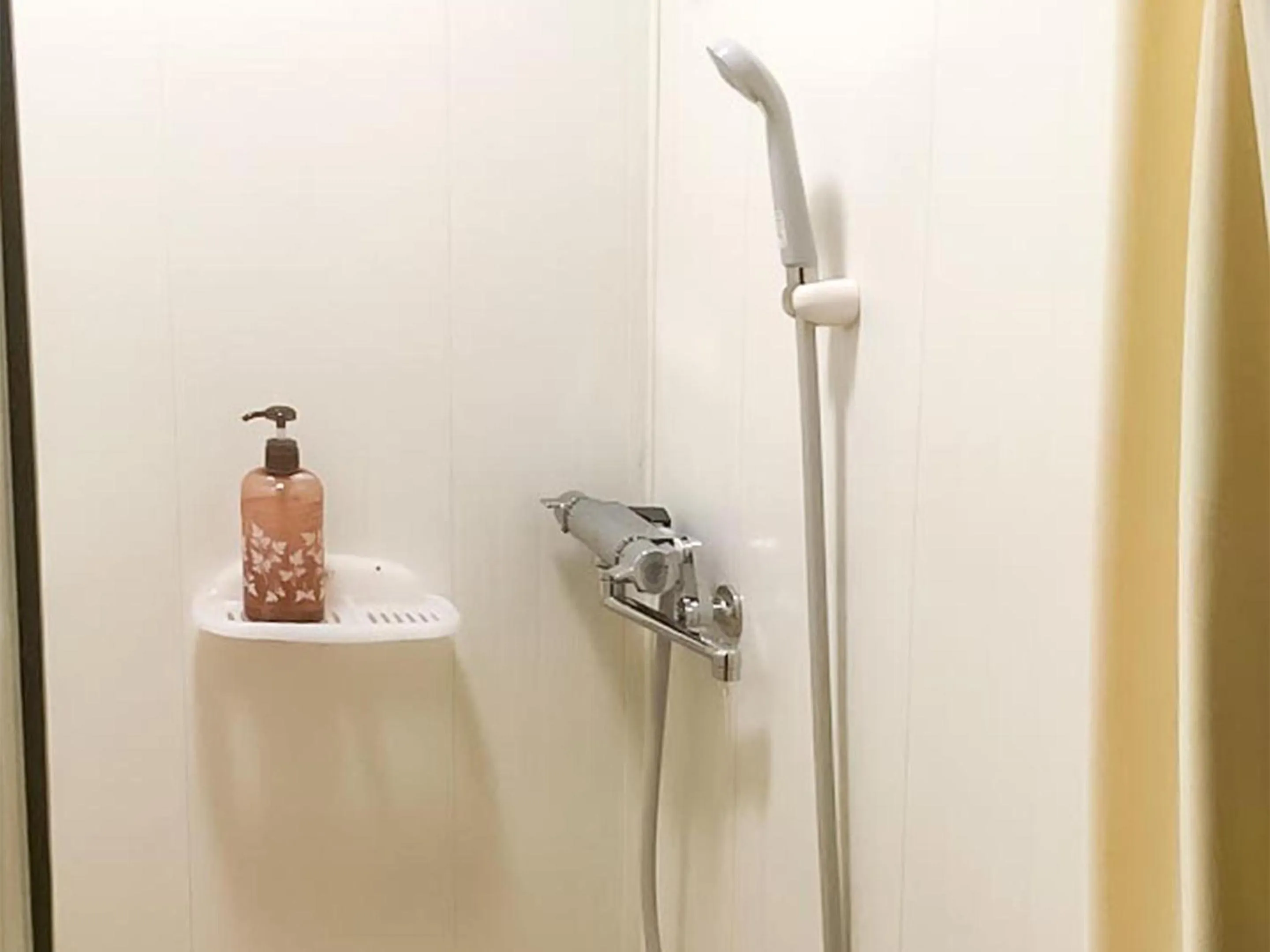 Shower in Wafu Guesthouse Kashiwaya