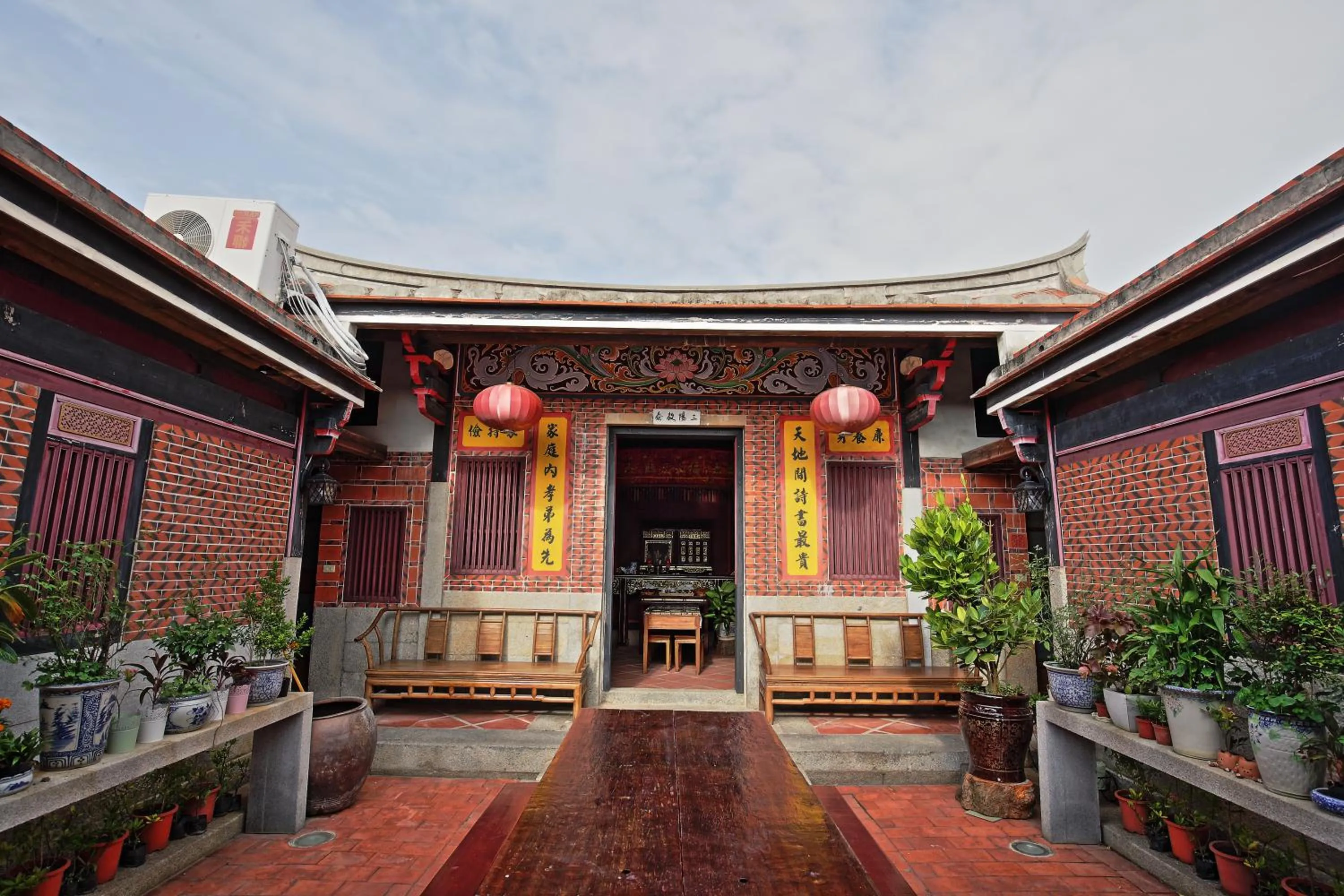 Facade/entrance in Red Tomato B&B