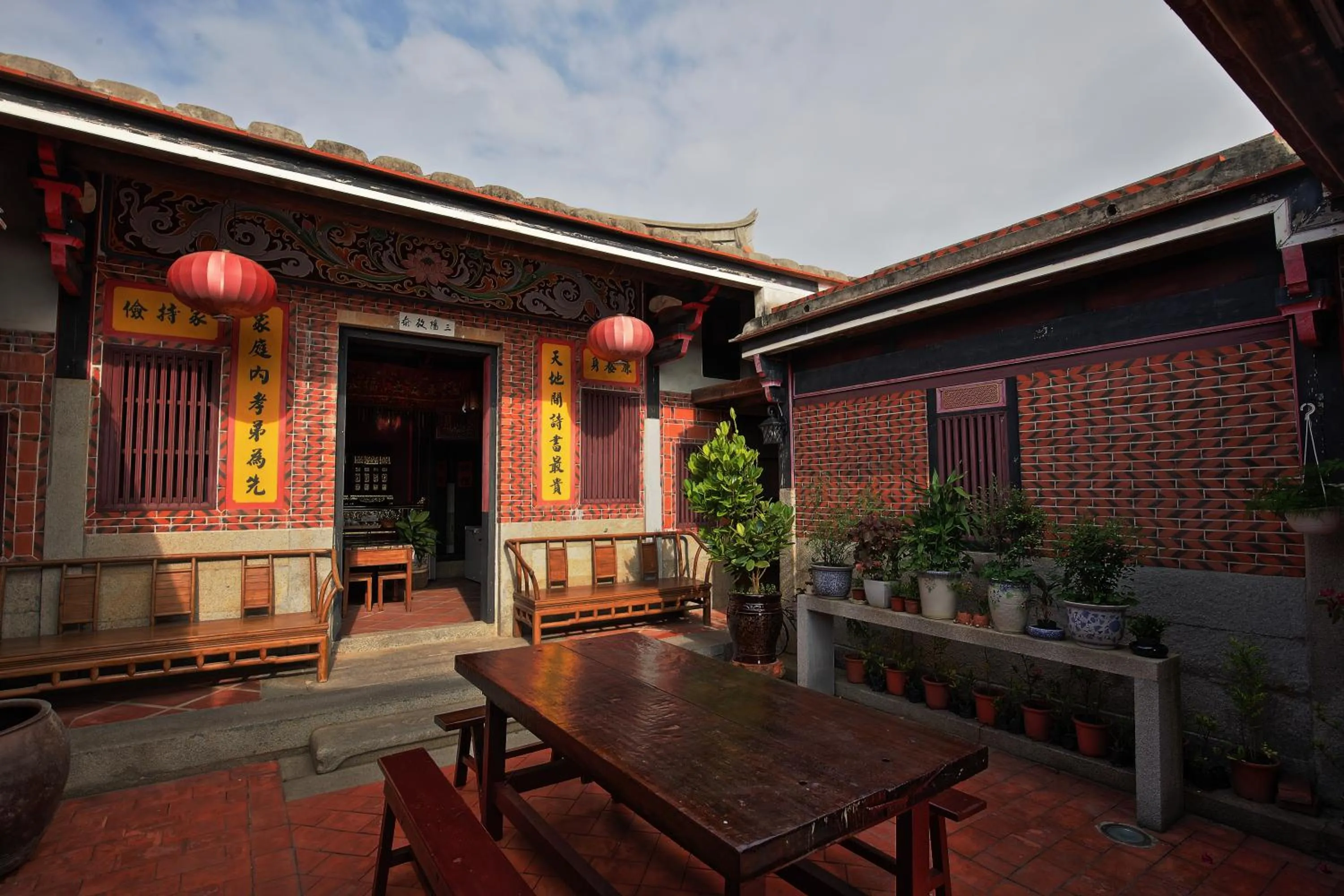 Facade/entrance in Red Tomato B&B