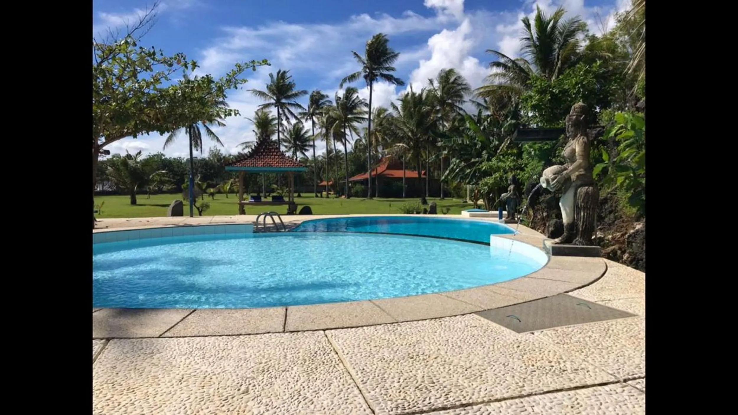 Swimming pool in Desa Limasan Resort