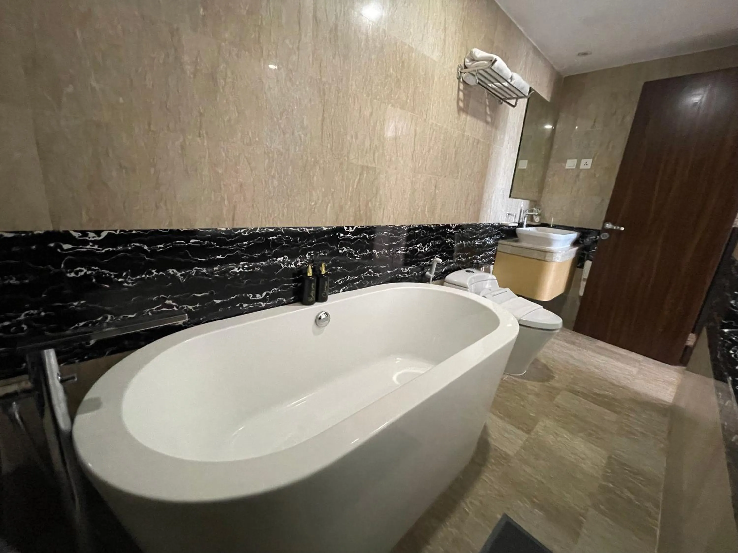 Bath in Travellers Hotel Phinisi