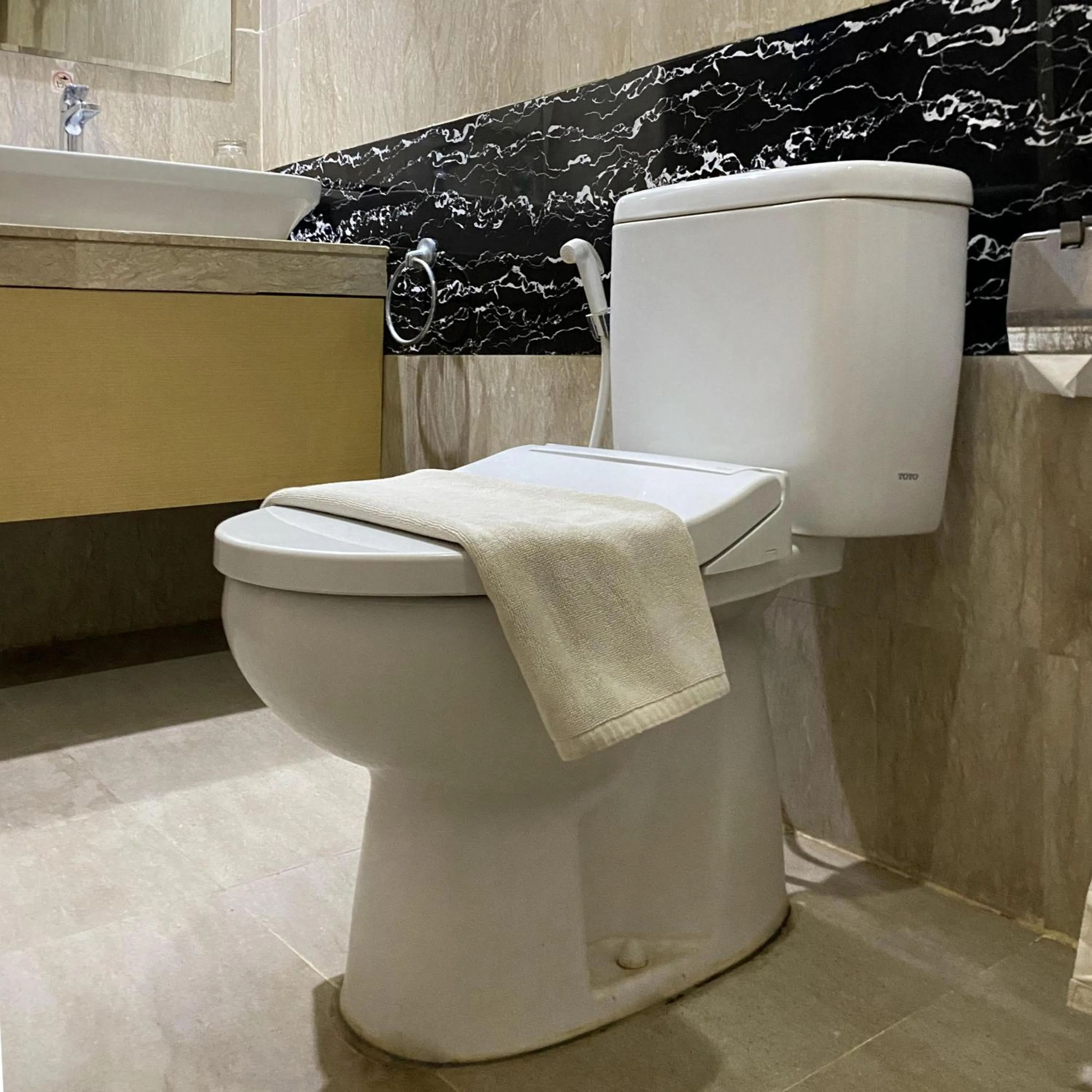 Travellers Hotel Phinisi