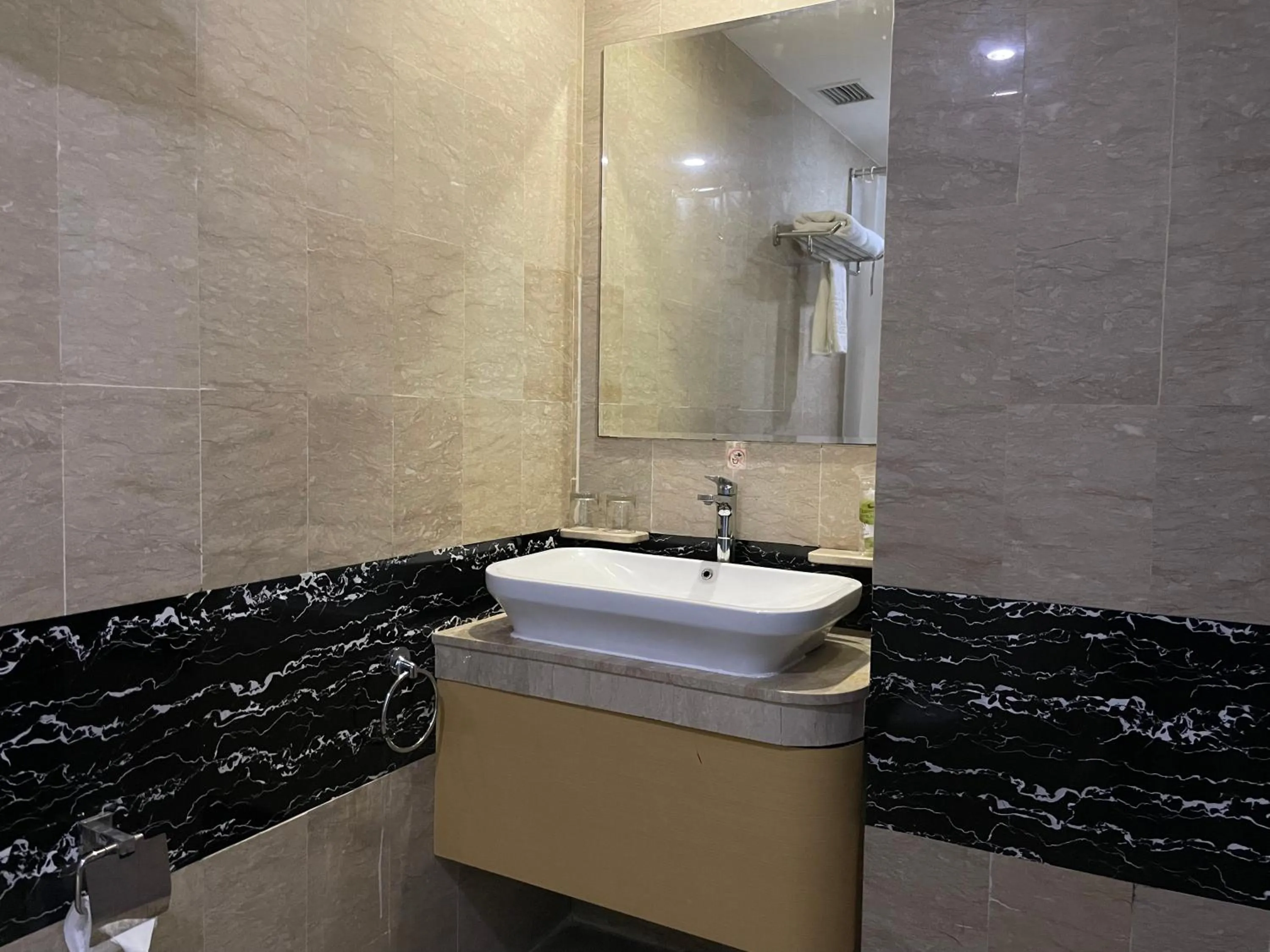 Bathroom in Travellers Hotel Phinisi